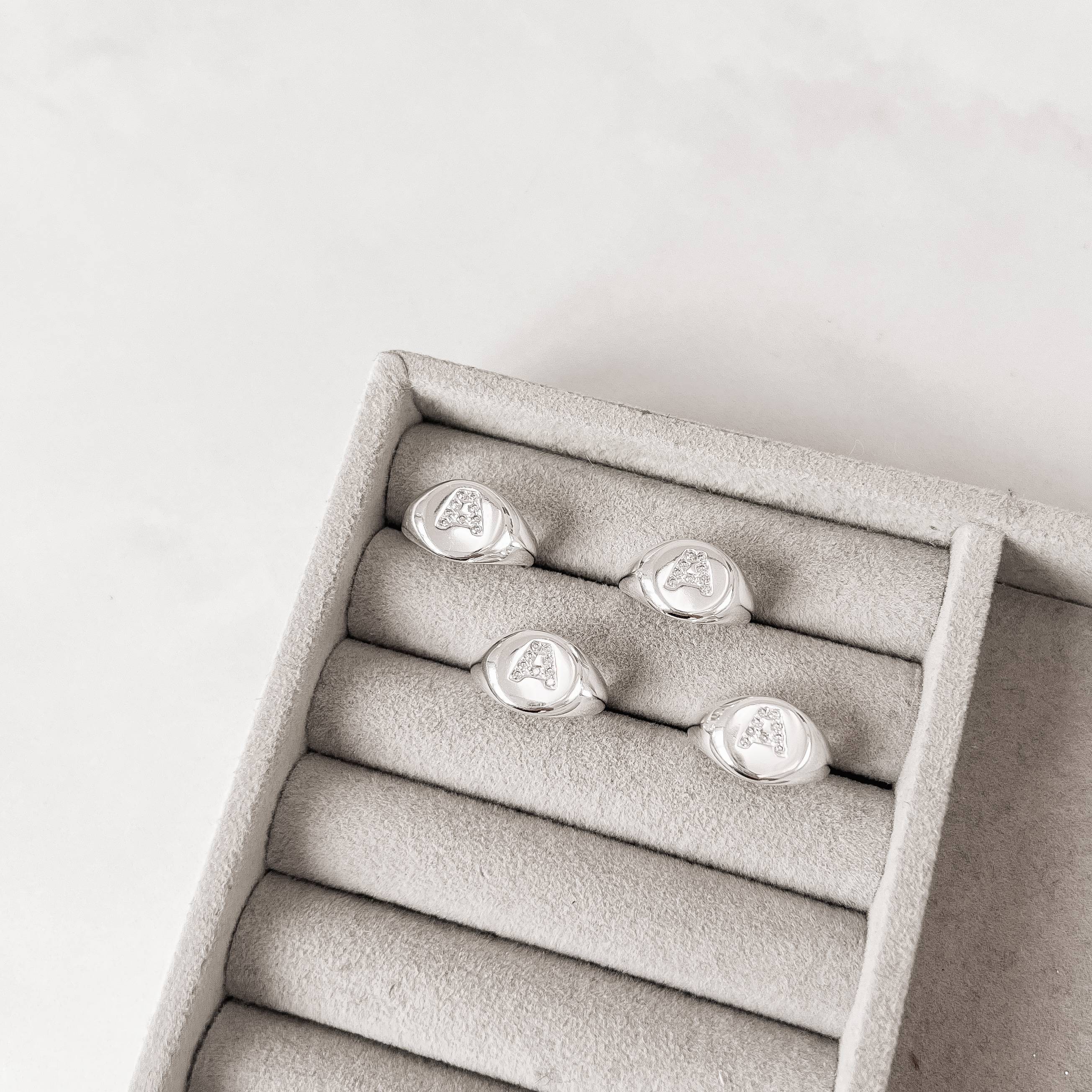 Anel letra A cravejada dedinho