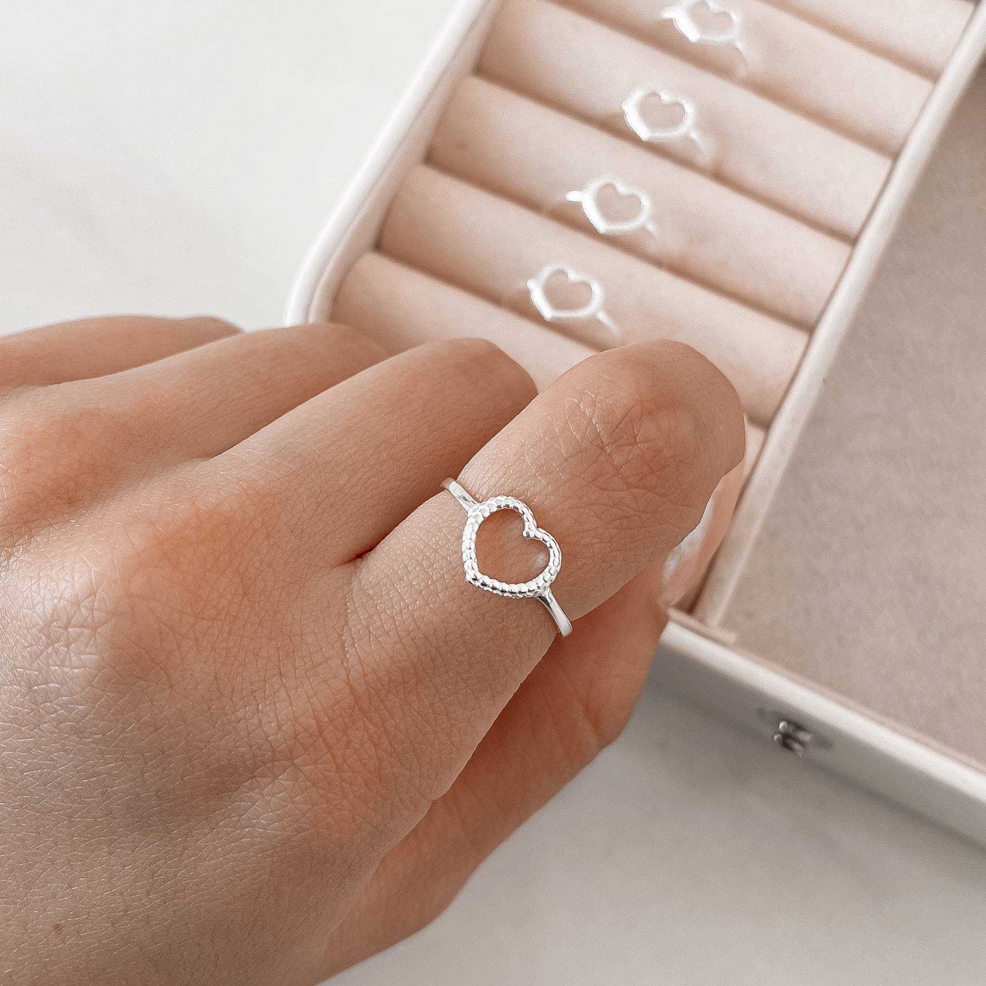 Anel coração vazado desenhado 9mm