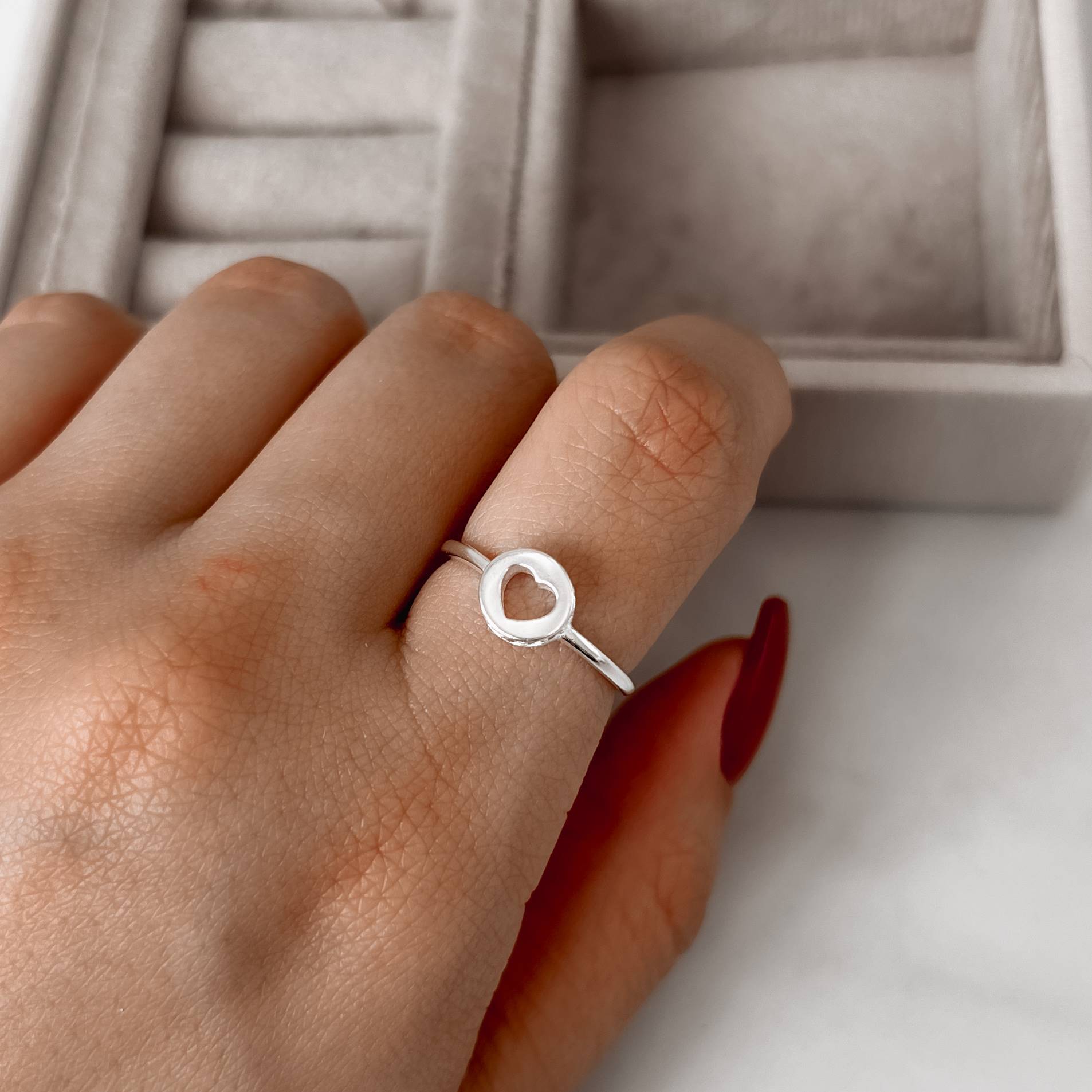 Anel medalha coração vazado detalhe cravejado