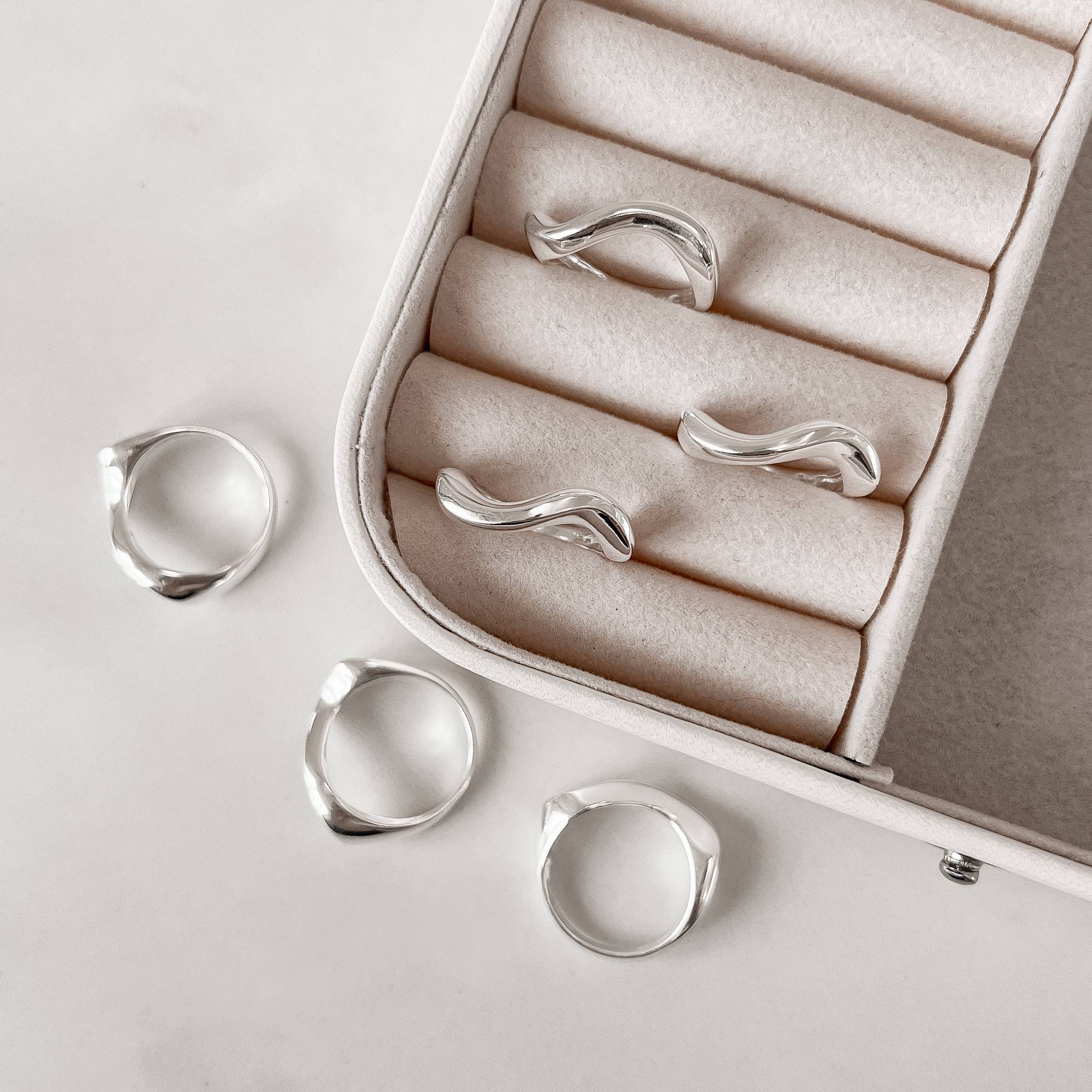 Anel ondulado trabalhado