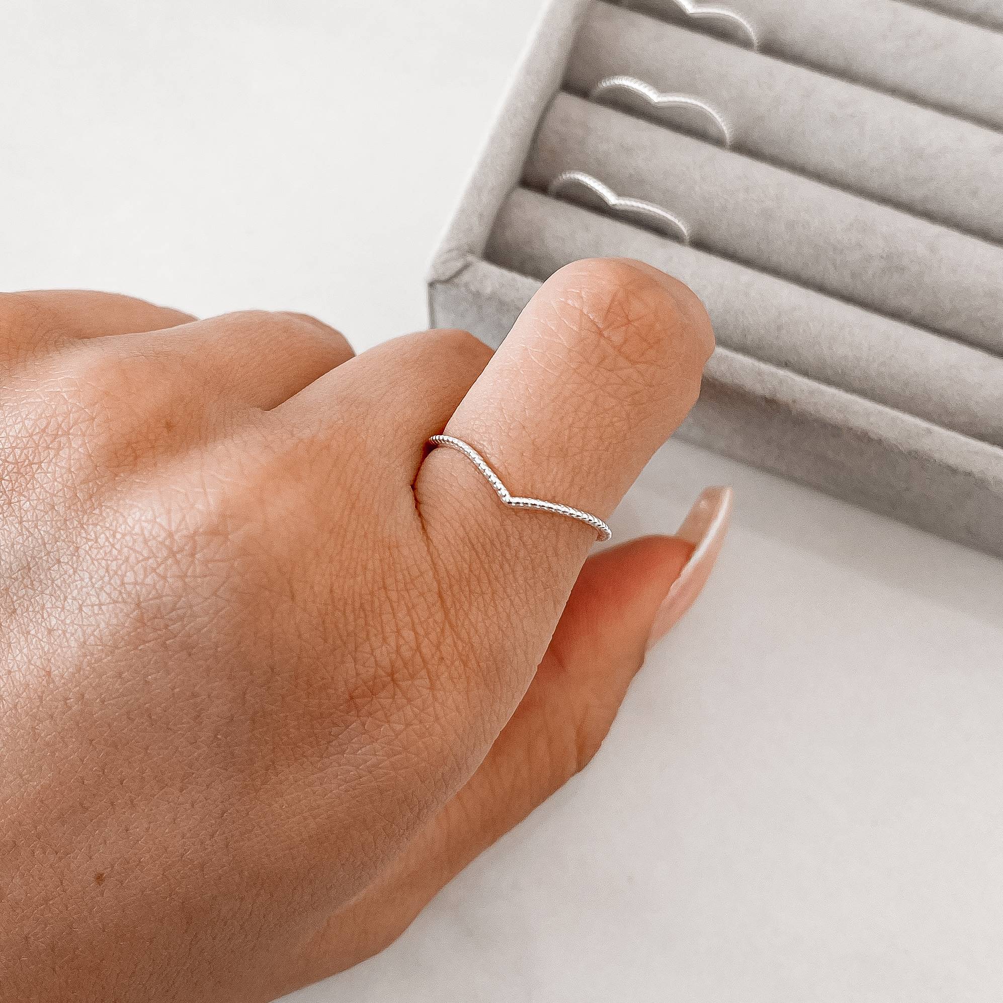 Imagem Anel V desenhado fino