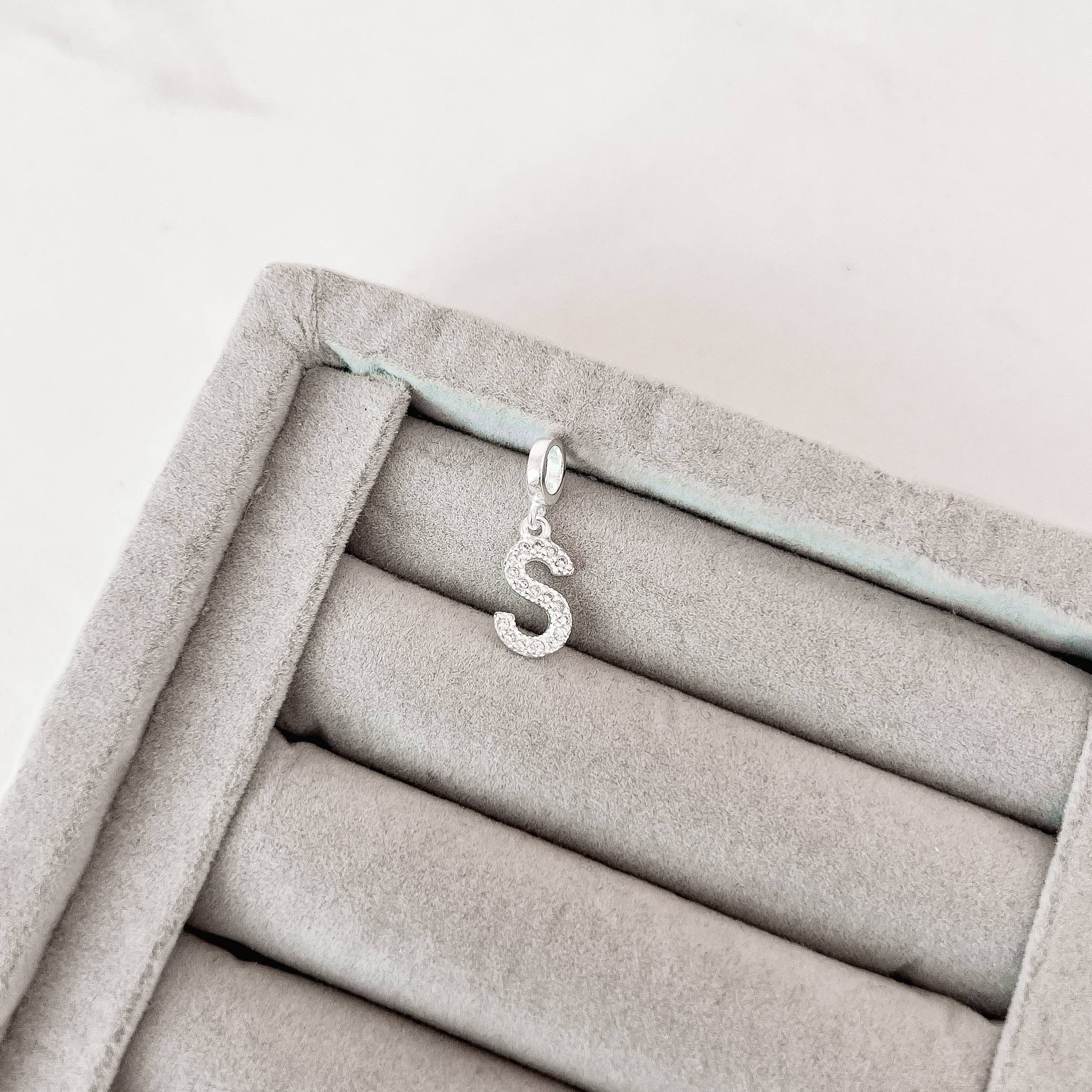 Berloque pingente letra S cravejada 11mm