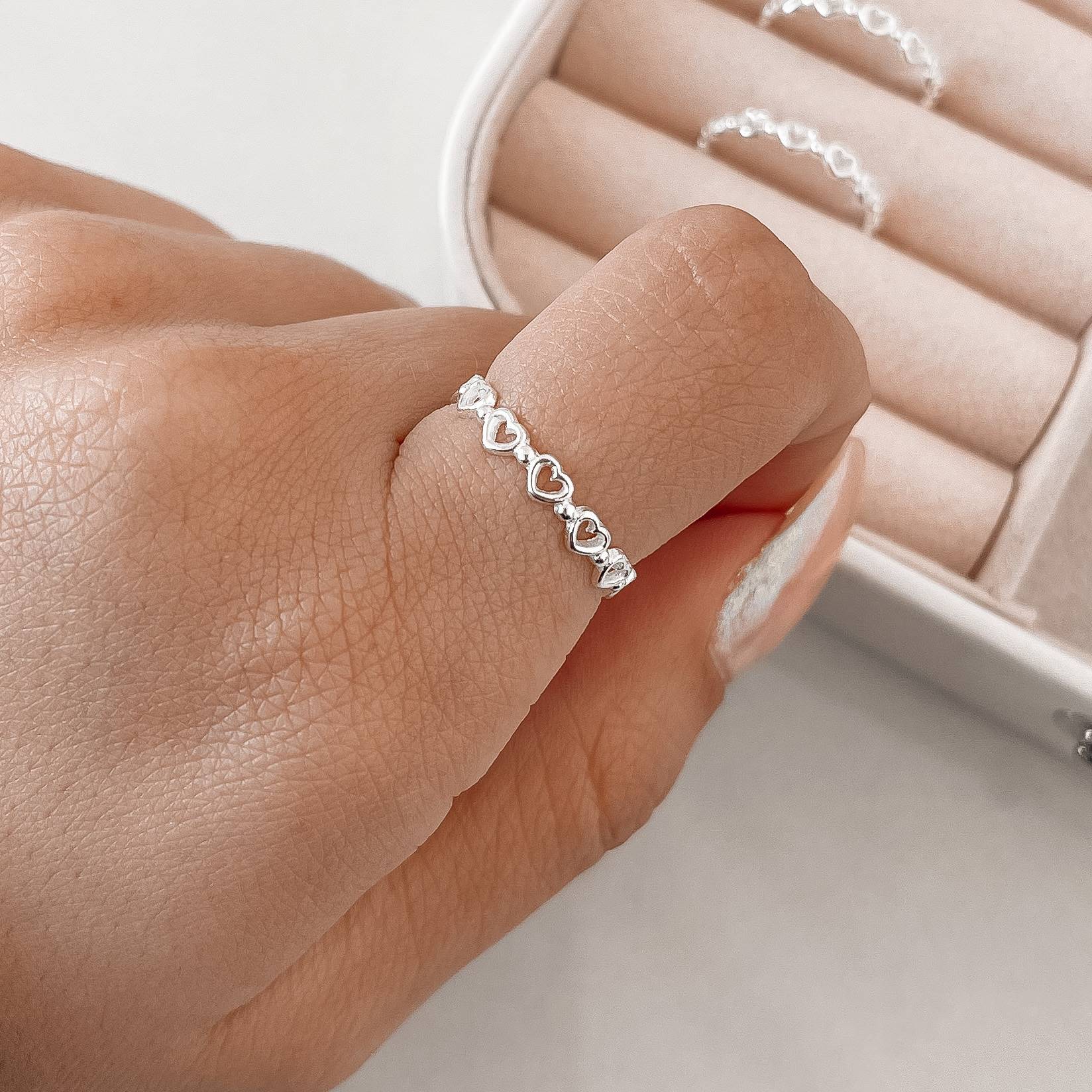 Anel mini corações vazados e bolinhas