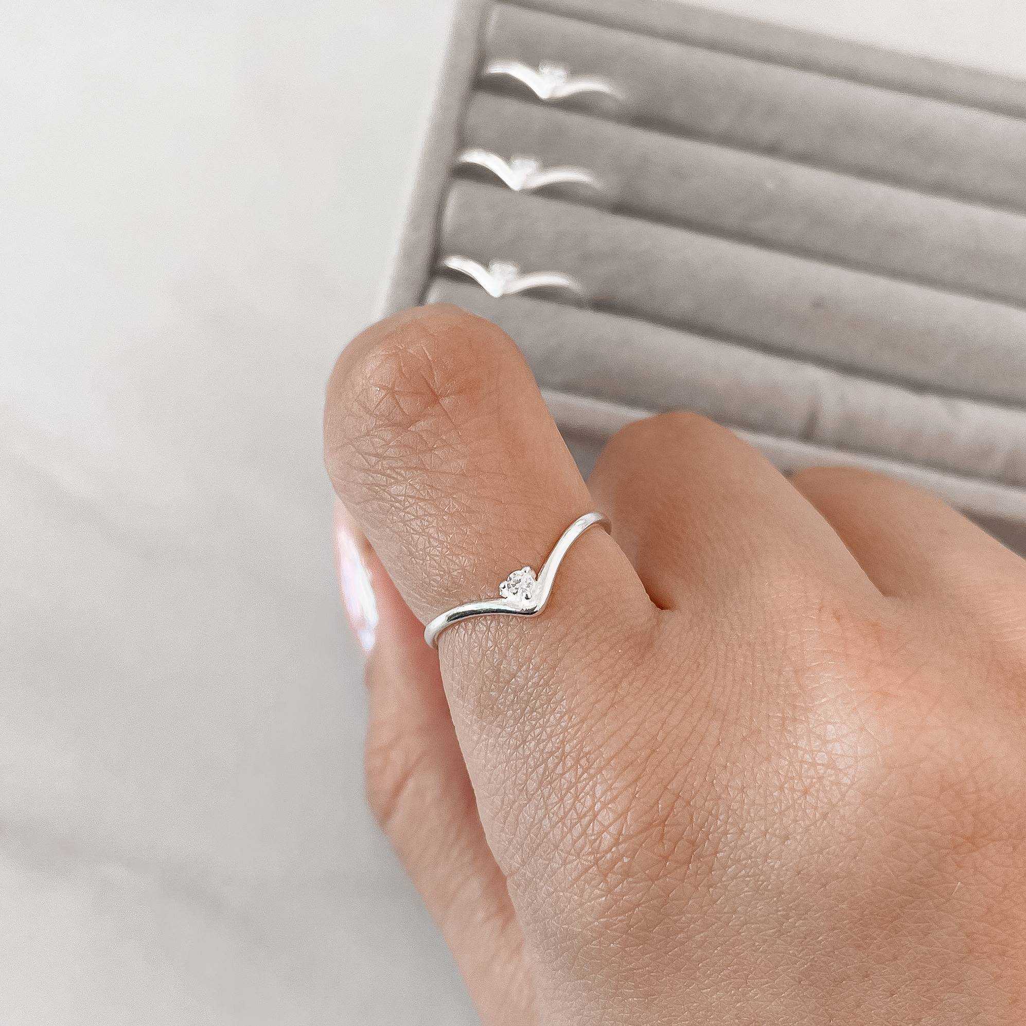 Anel mini V com zircônia