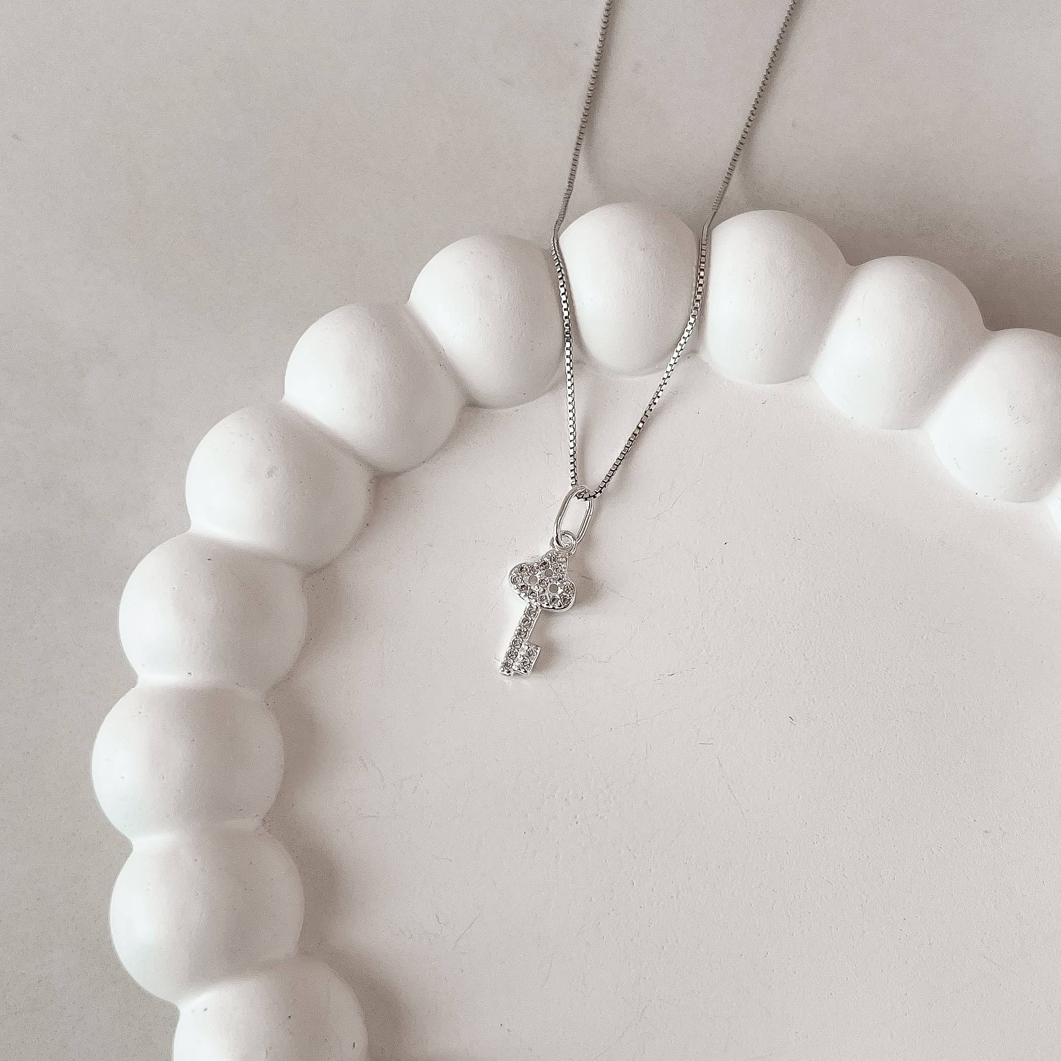 Colar pingente chave toda cravejada 14mm 45cm