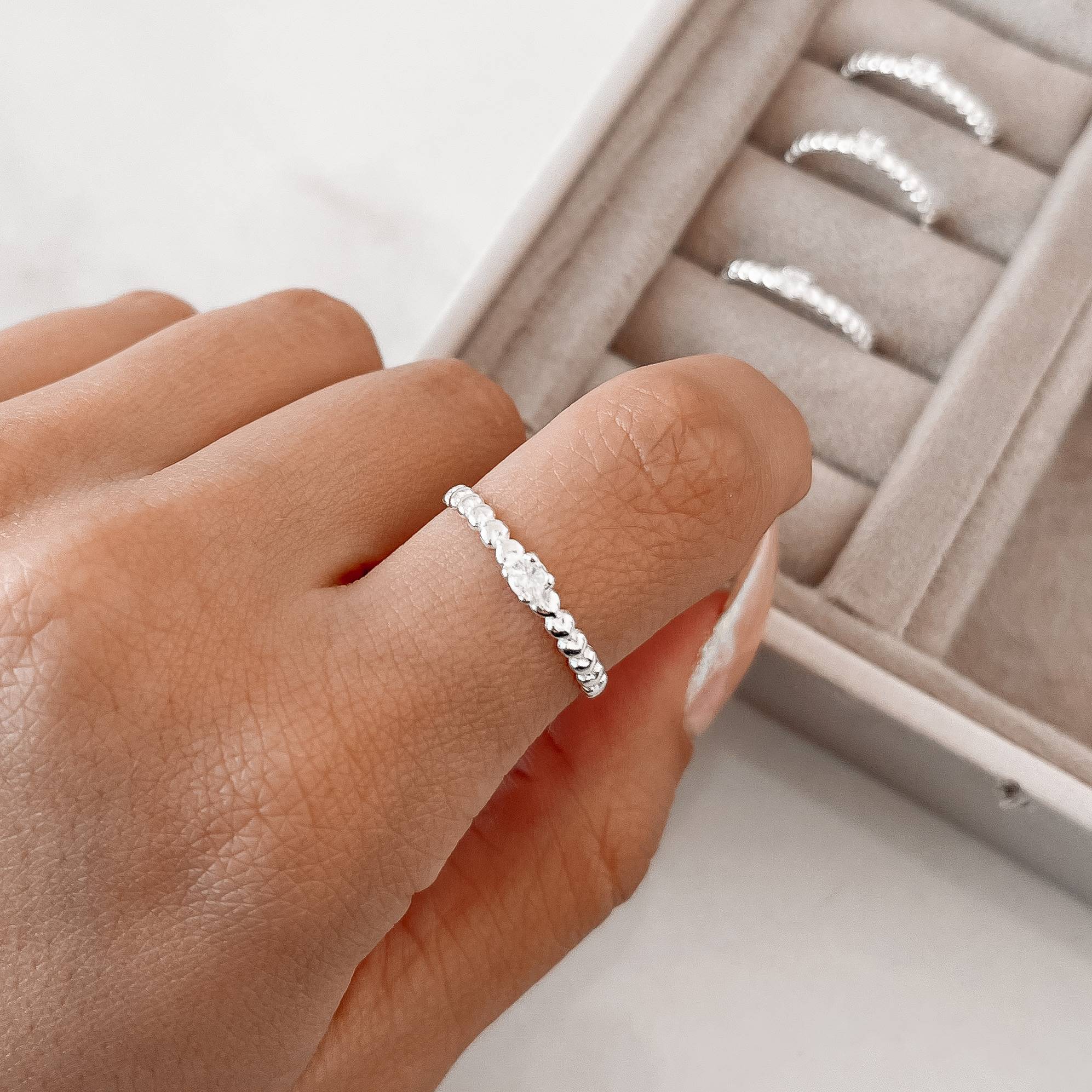 Anel solitário detalhe corações