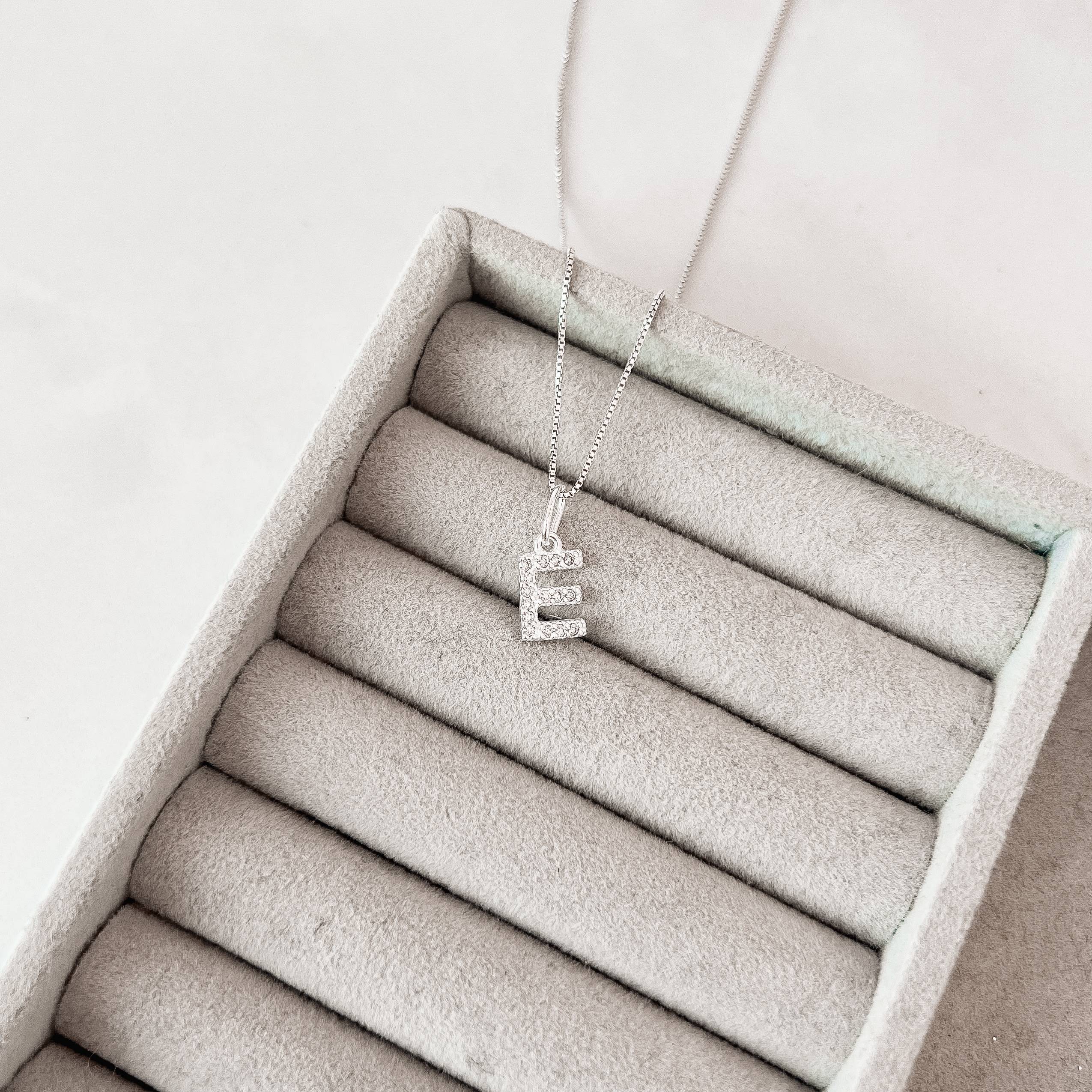 Colar pingente letra E cravejada 10mm 45cm