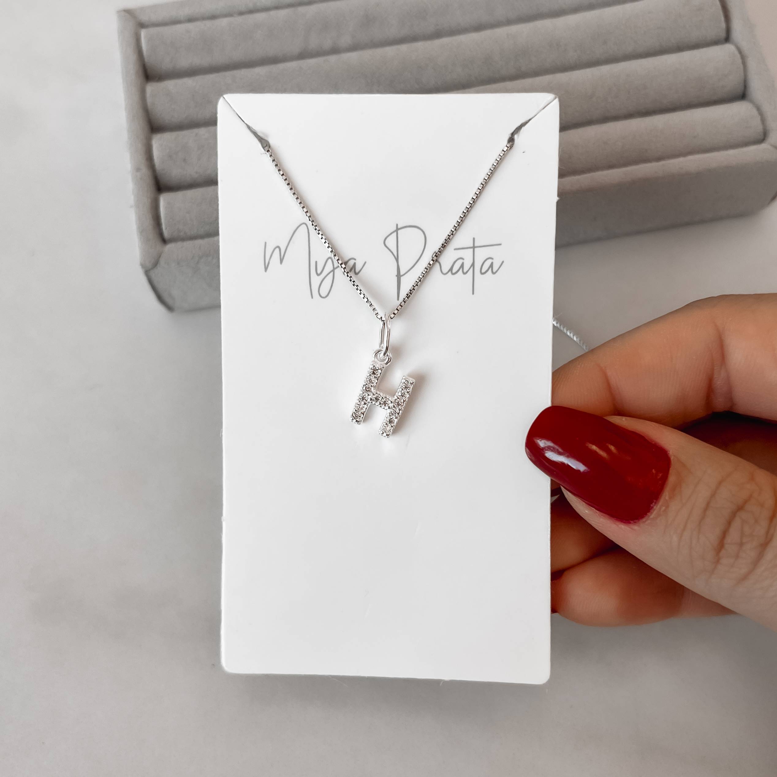 Colar pingente letra H cravejada 10mm 45cm