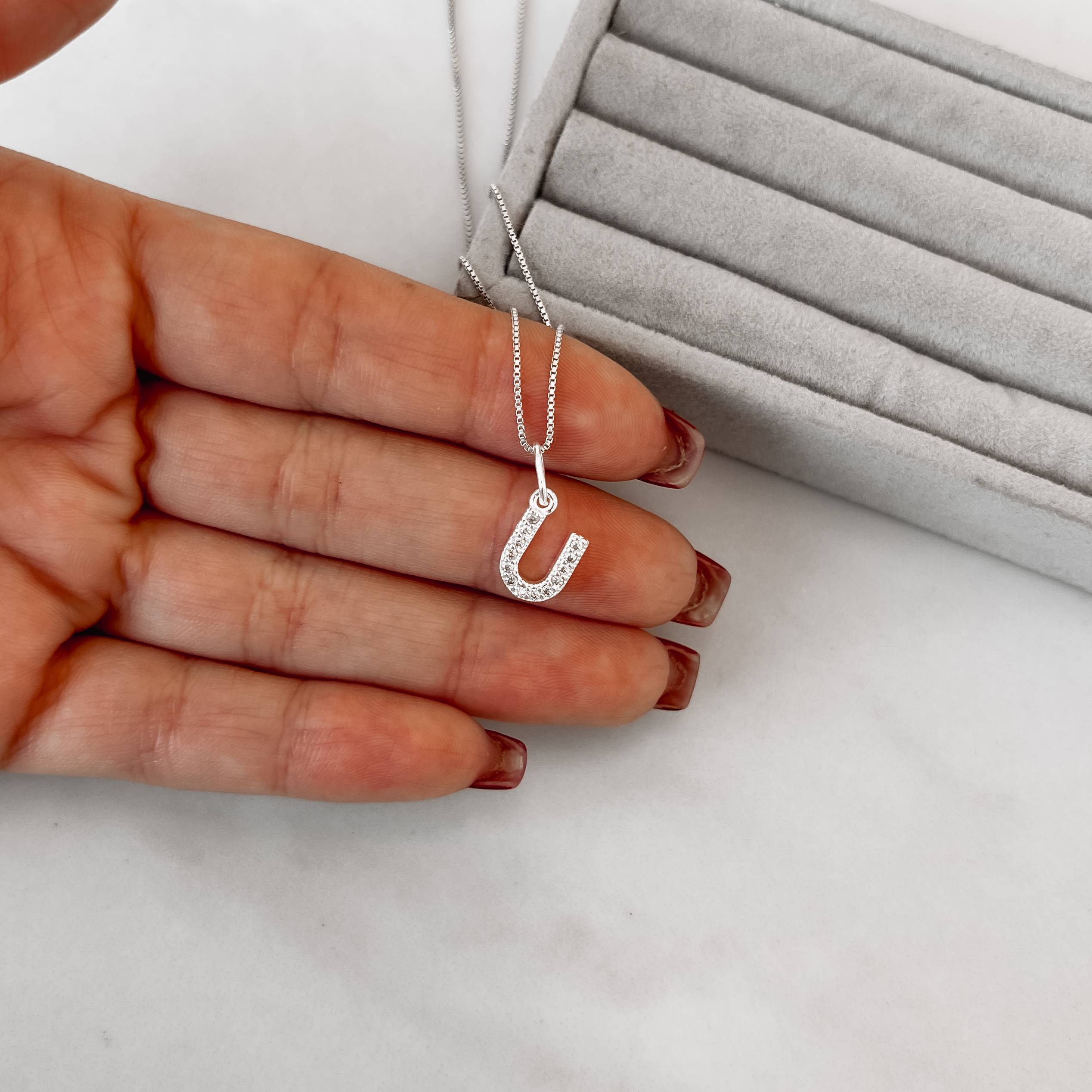 Imagem Colar pingente letra U cravejada 9mm 45cm