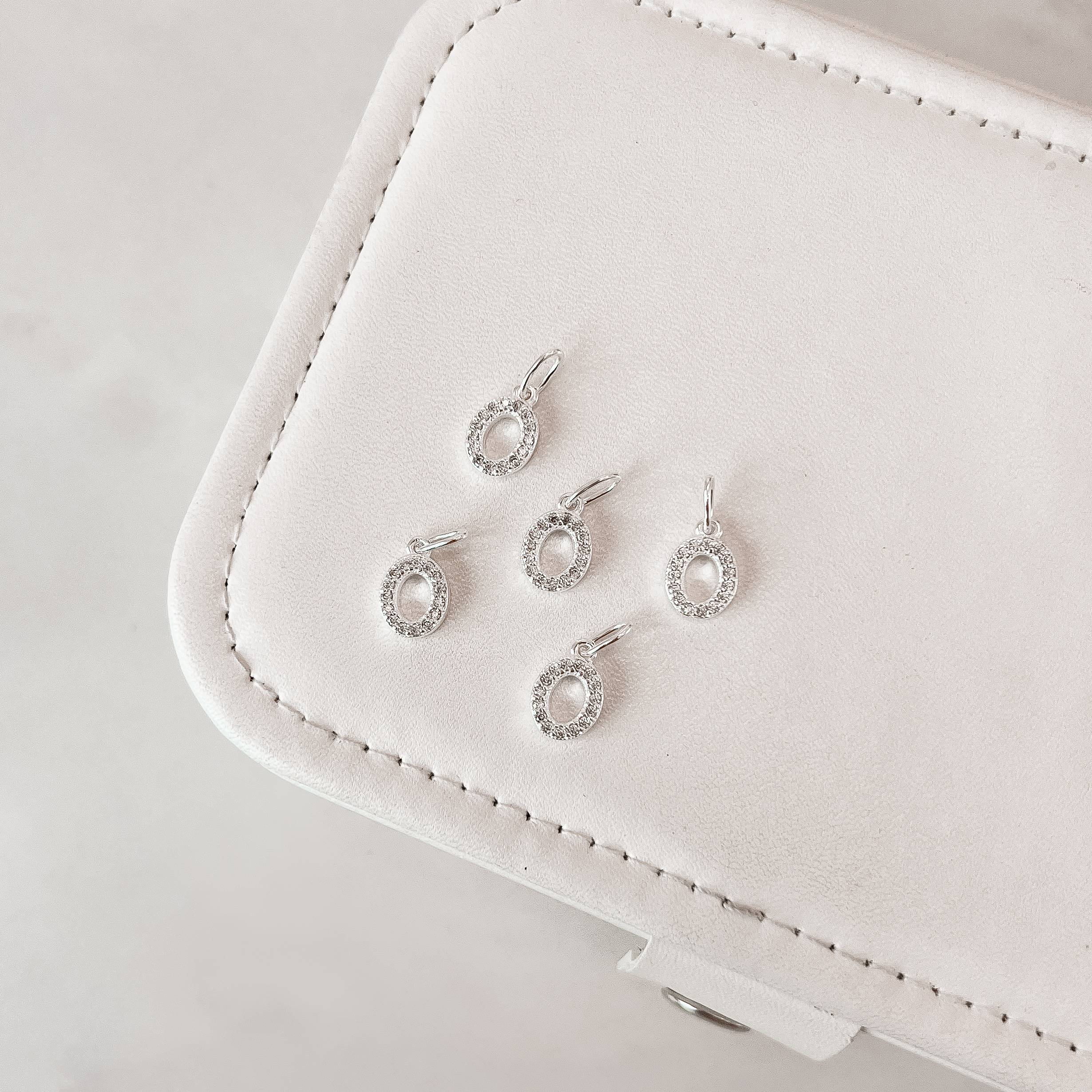 Pingente letra O cravejada 10mm