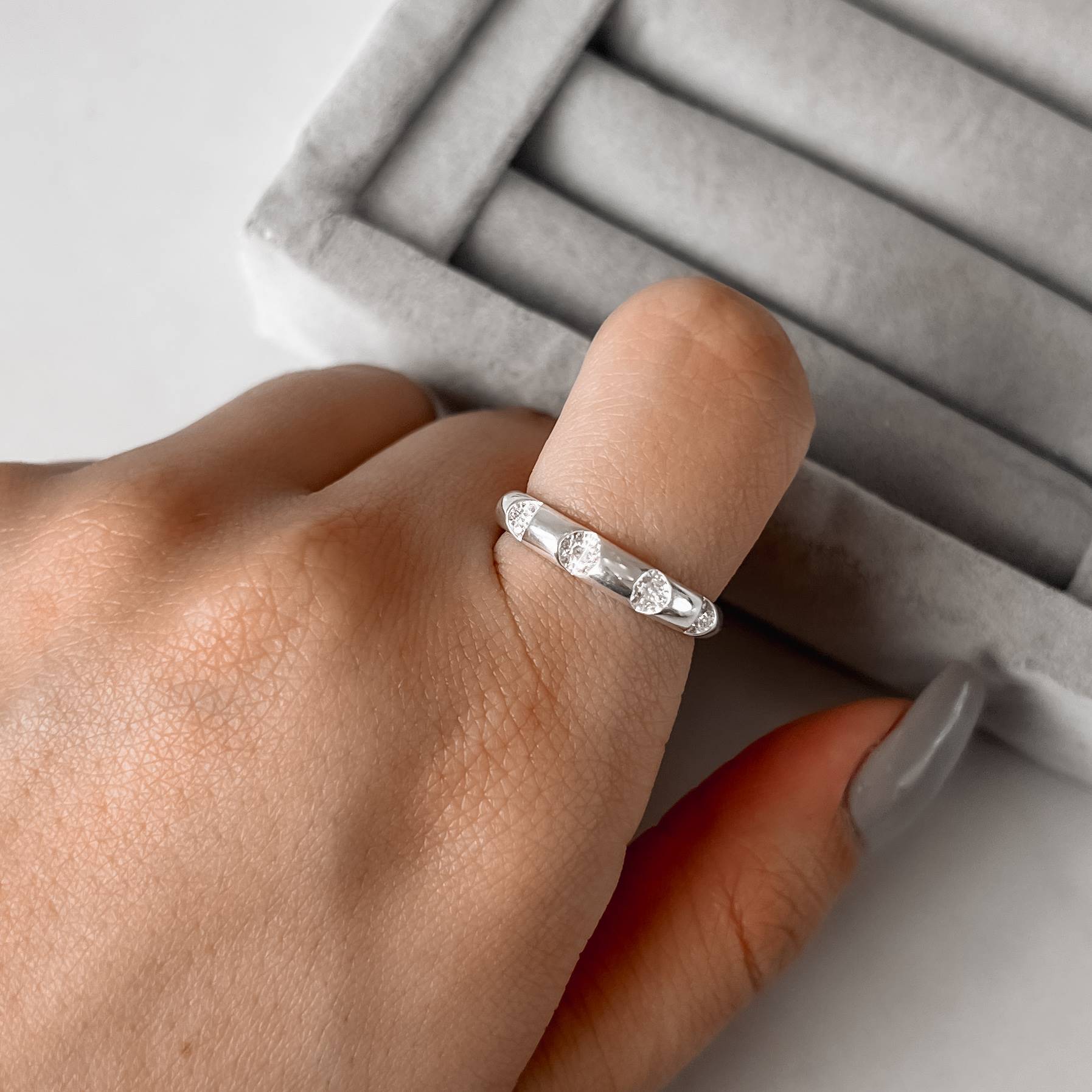 Anel largo detalhe vazado cravejado