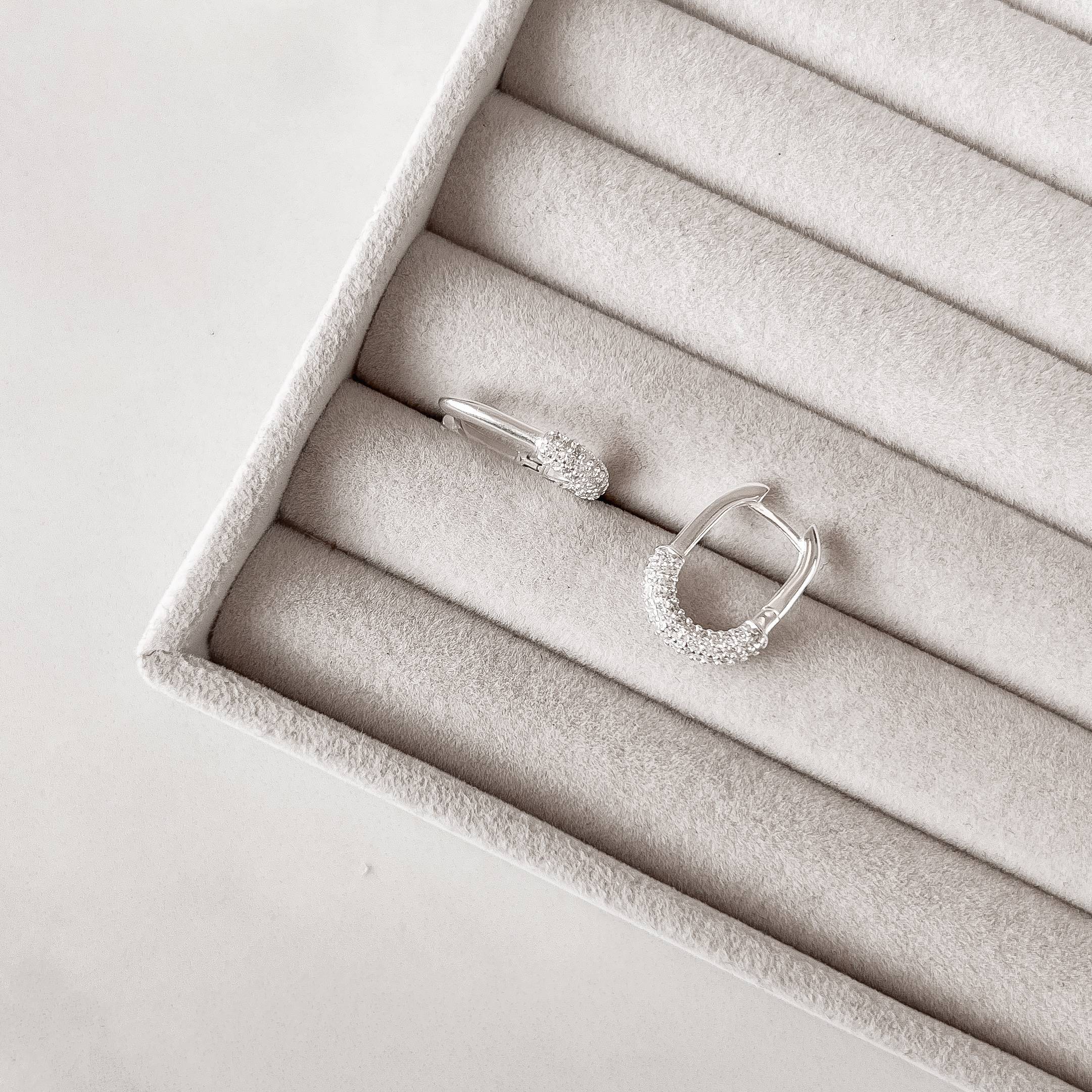 Imagem Argola click oval com cravejado 17mm