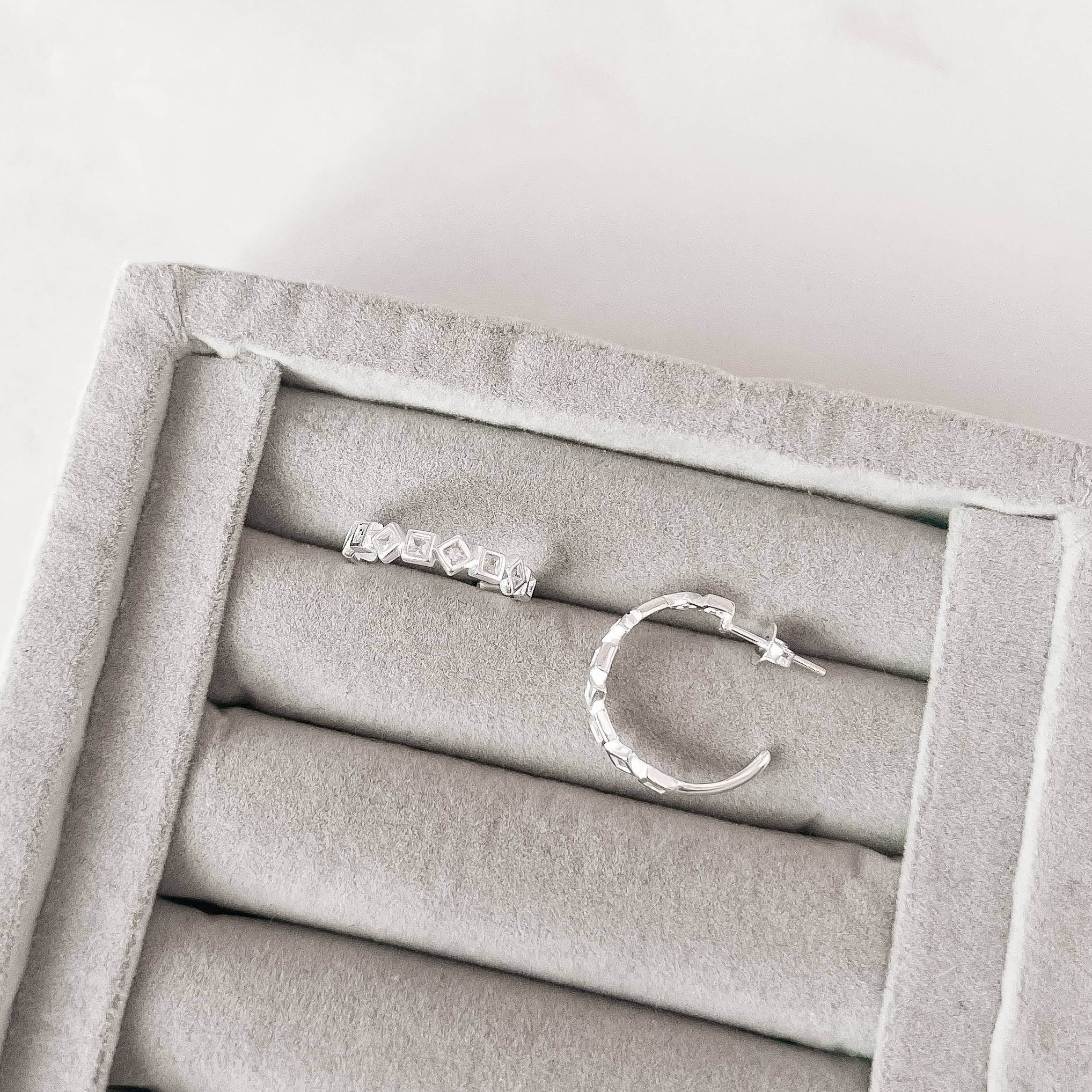 Imagem Secundária Argola zircônias quadrada e losango 20mm tarraxa