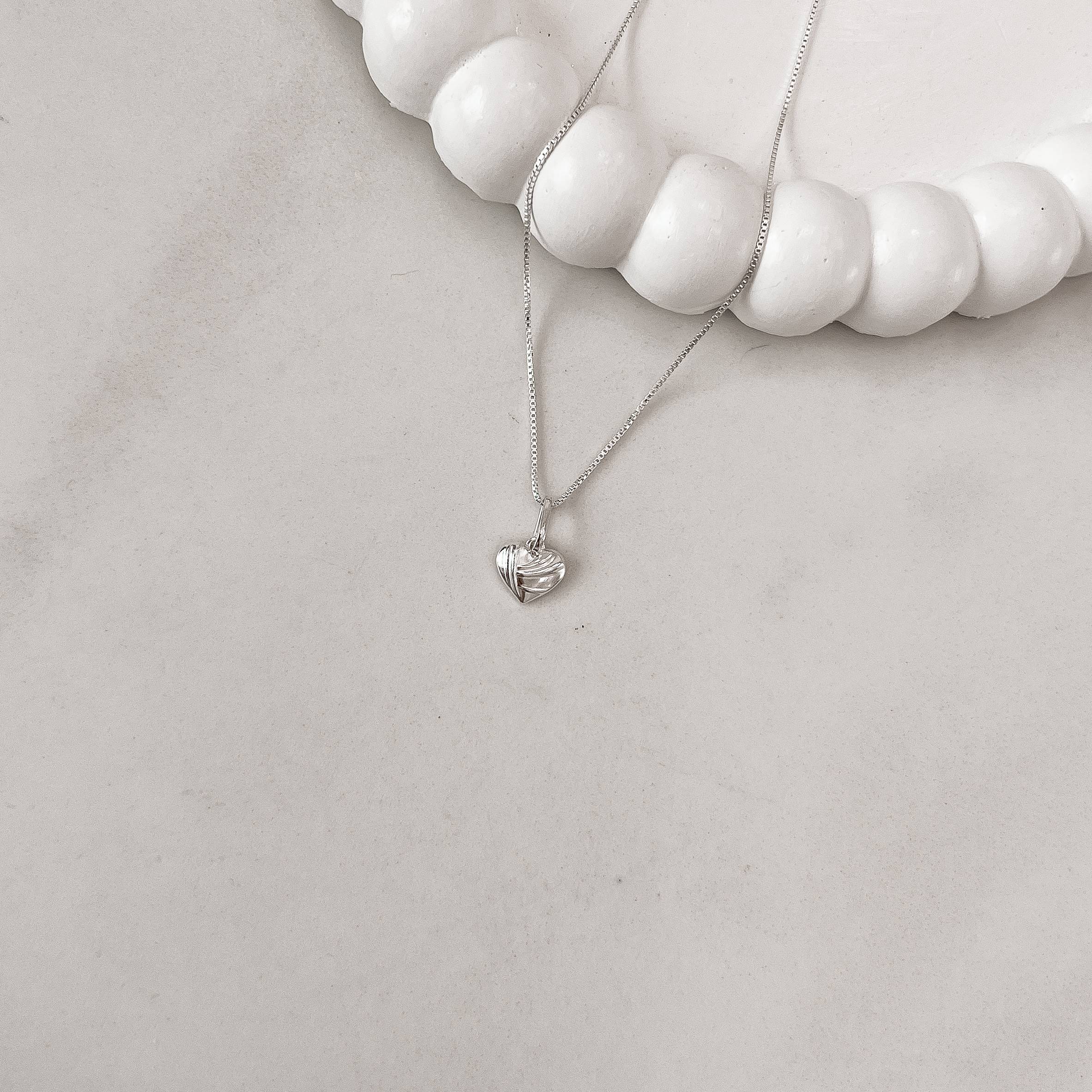 Colar pingente coração desenhado 8mm 40cm