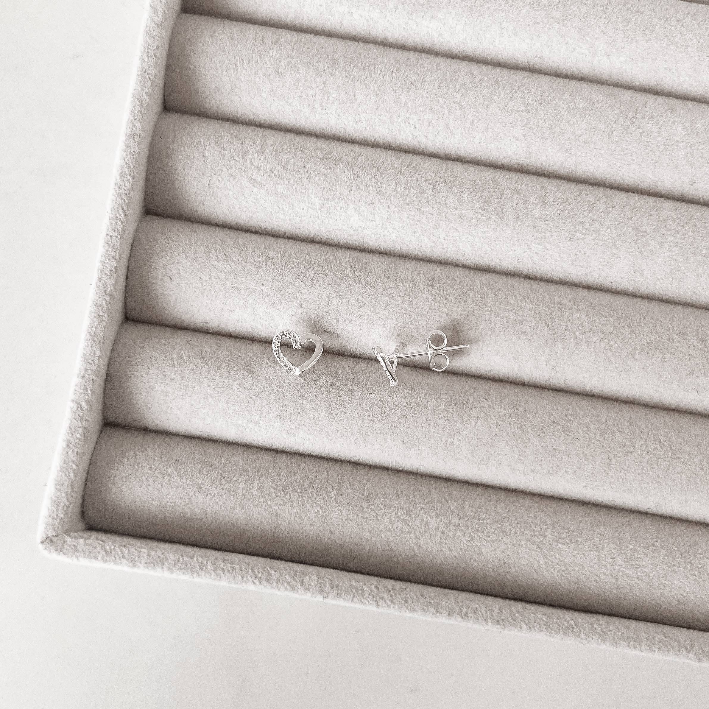 Imagem Brinco volta coração metade cravejado 8mm