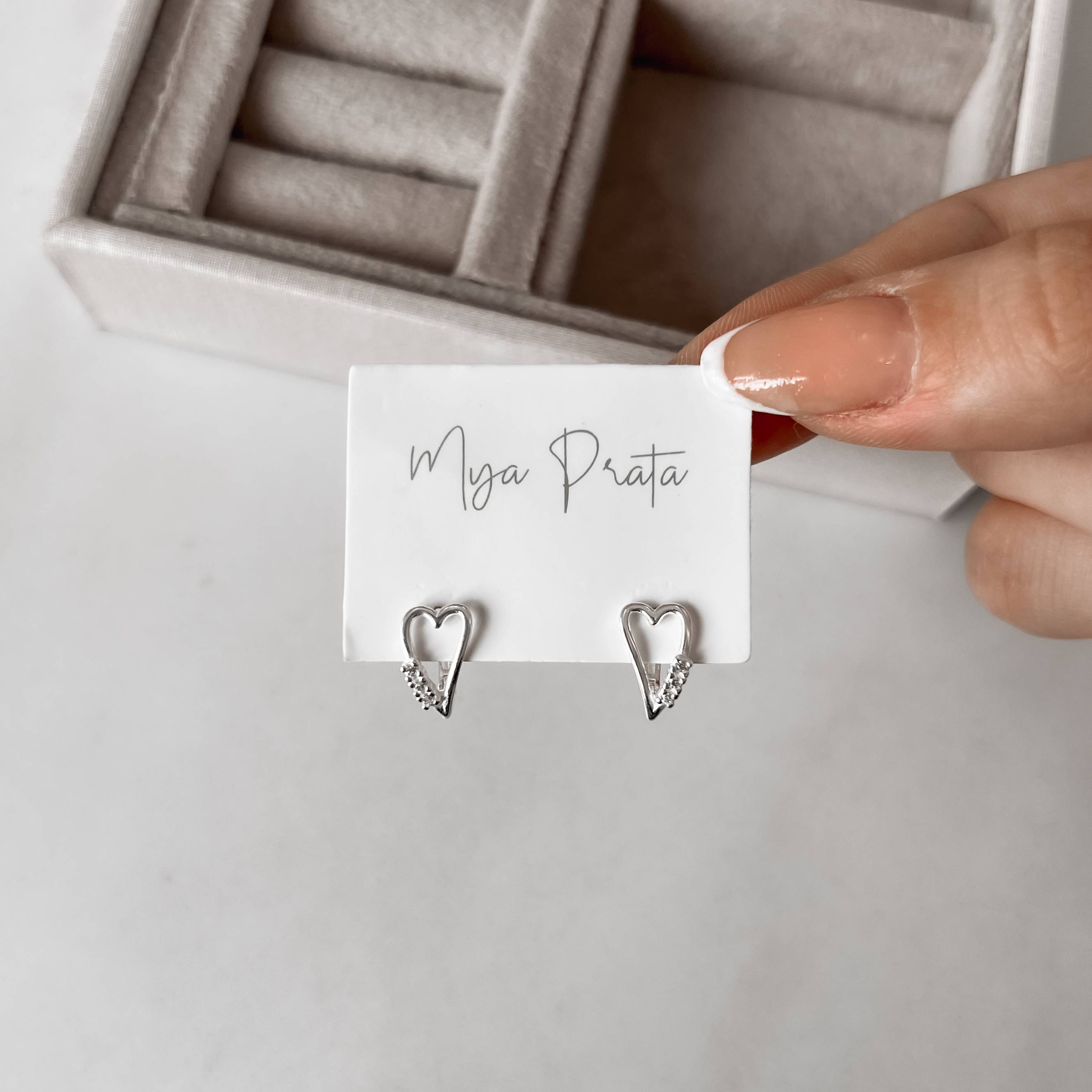 Imagem Secundária Argola click coração vazado com zircônias 12mm