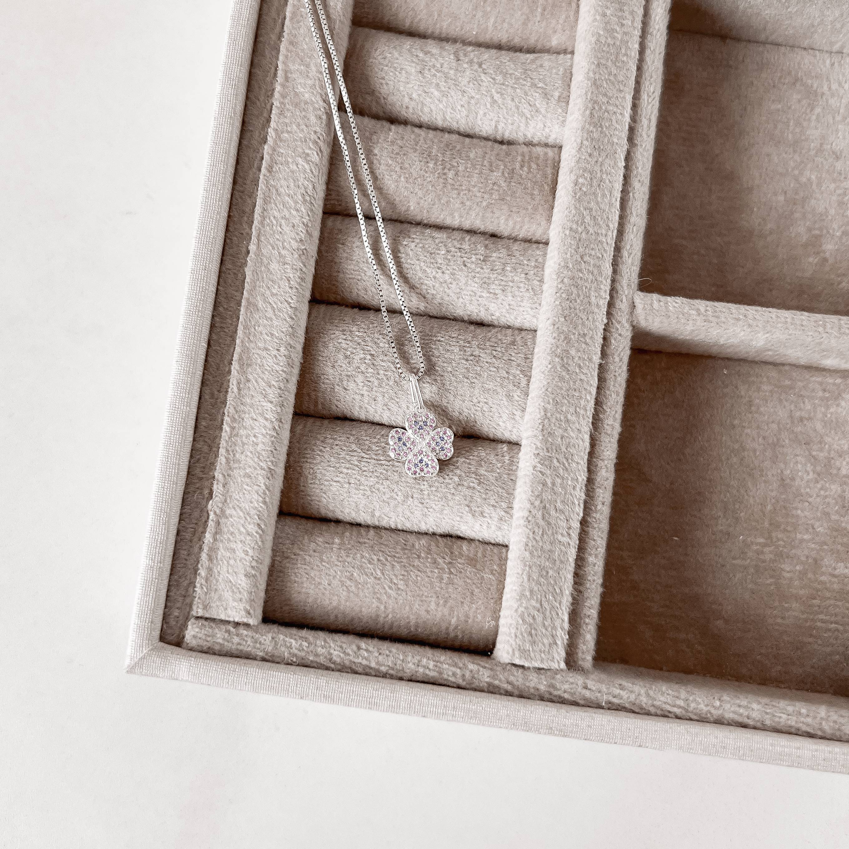 Colar pingente trevo cravejado rosa e lilás 9mm 40cm