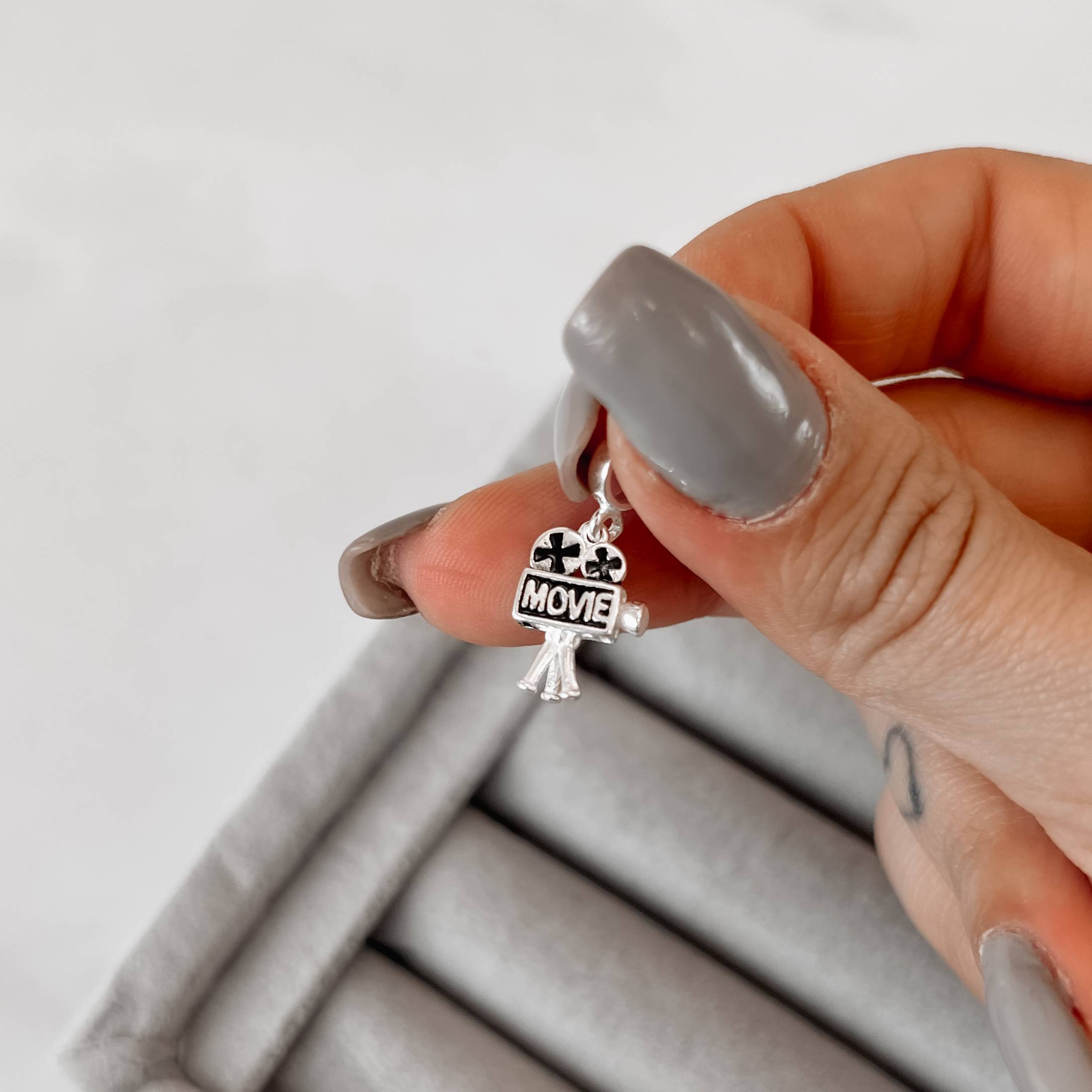 Berloque pingente câmera escrito movie resina 13mm