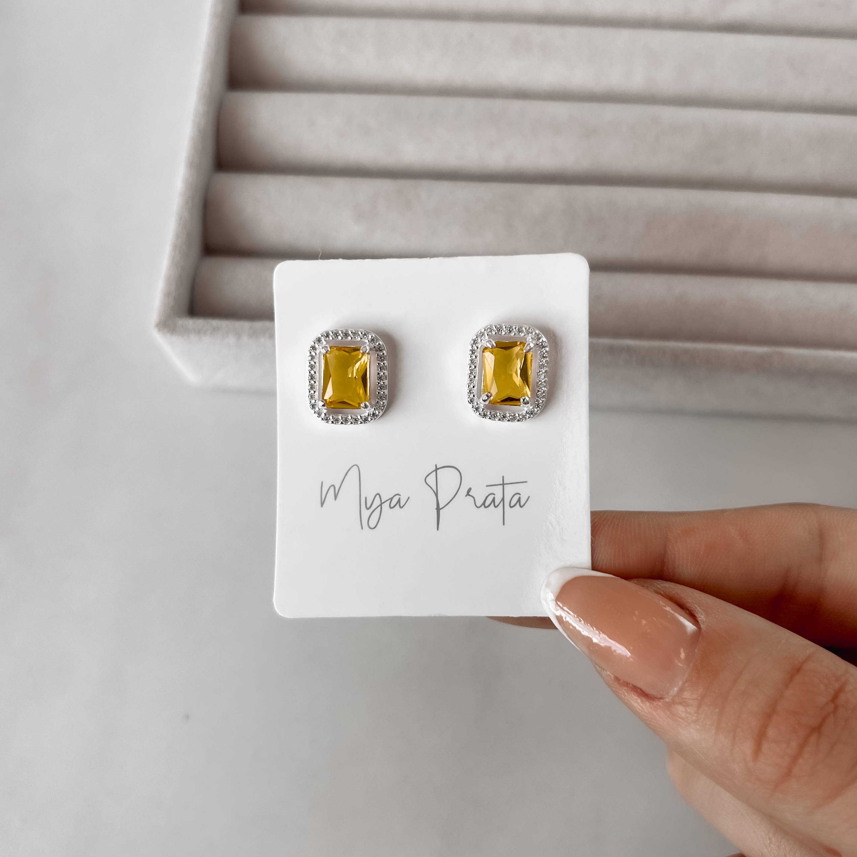 Imagem Secundária Brinco zircônia retangular amarela com cravejado 13mm