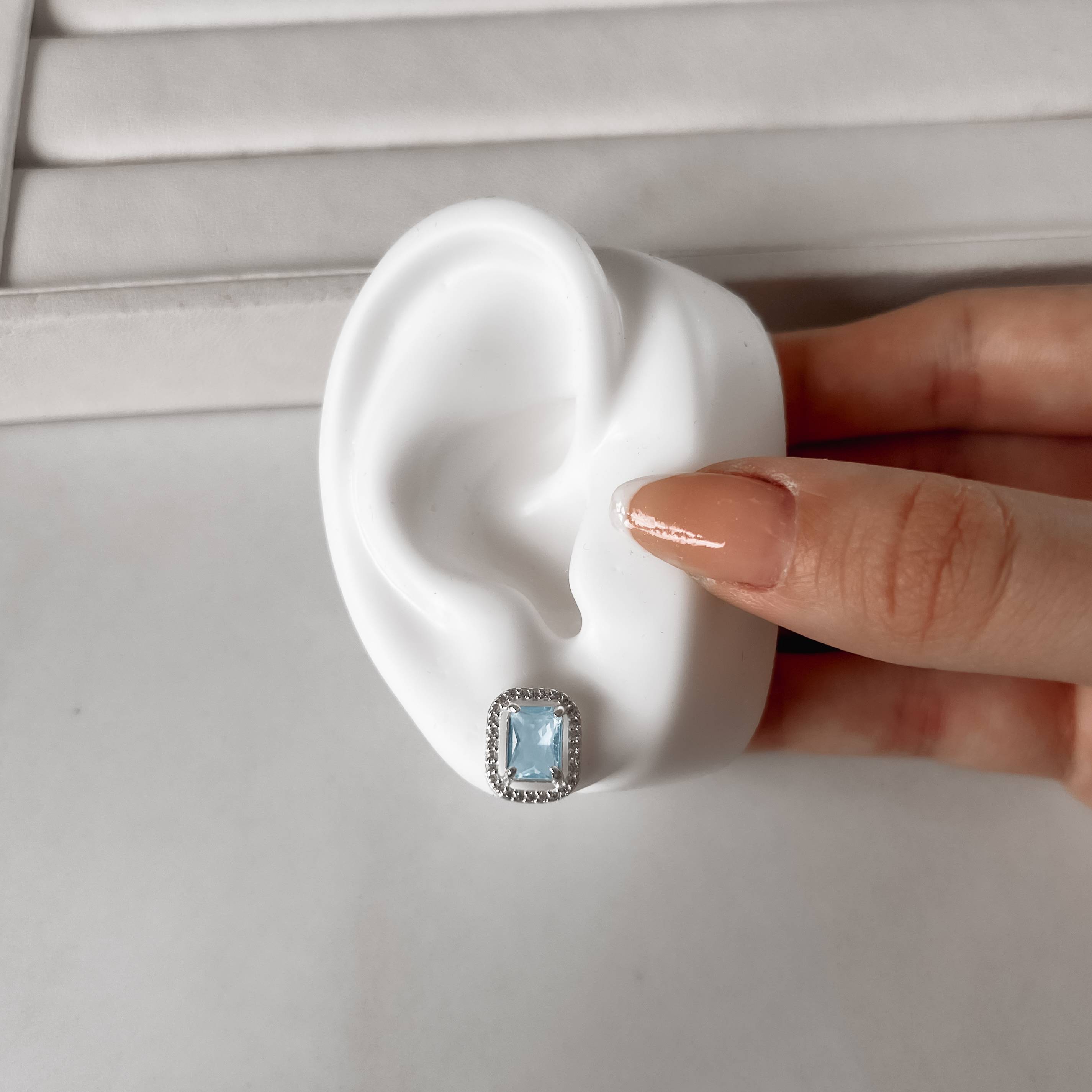 Imagem Brinco zircônia retangular azul claro com cravejado 13mm