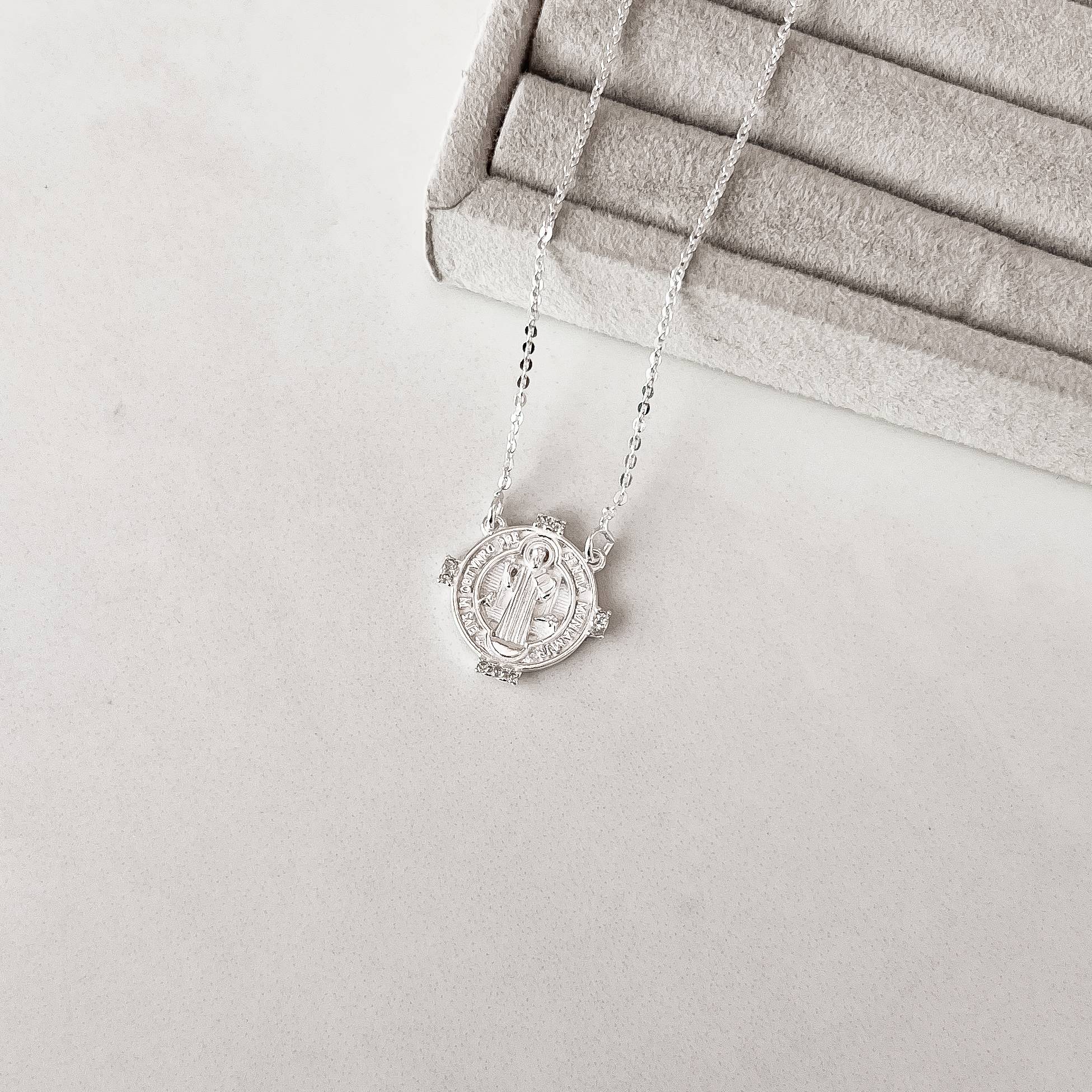 Imagem Secundária Colar medalha São Bento com zircônias 17mm corrente cadeado 40cm com alongadora