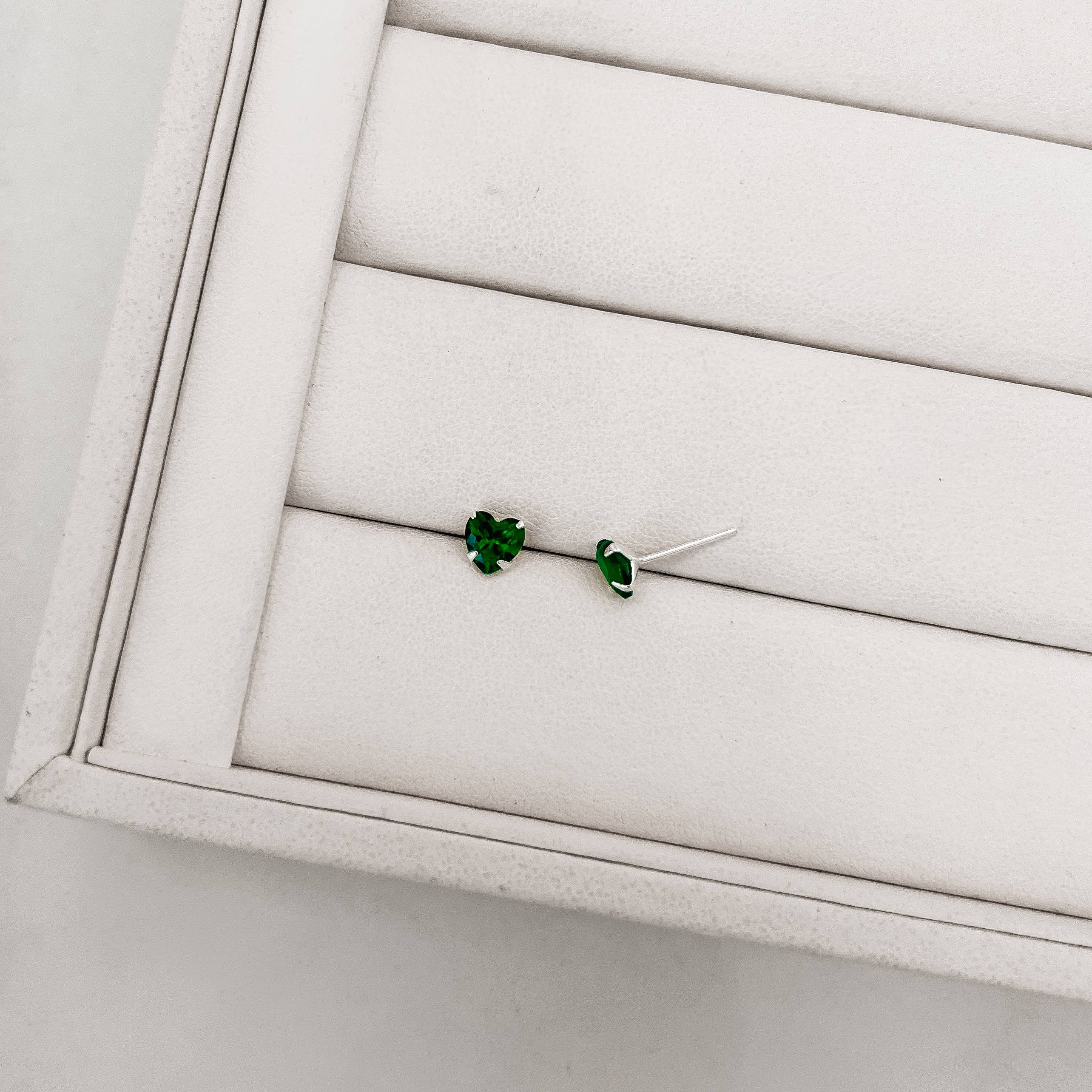 Brinco zircônia coração esmeralda 6mm