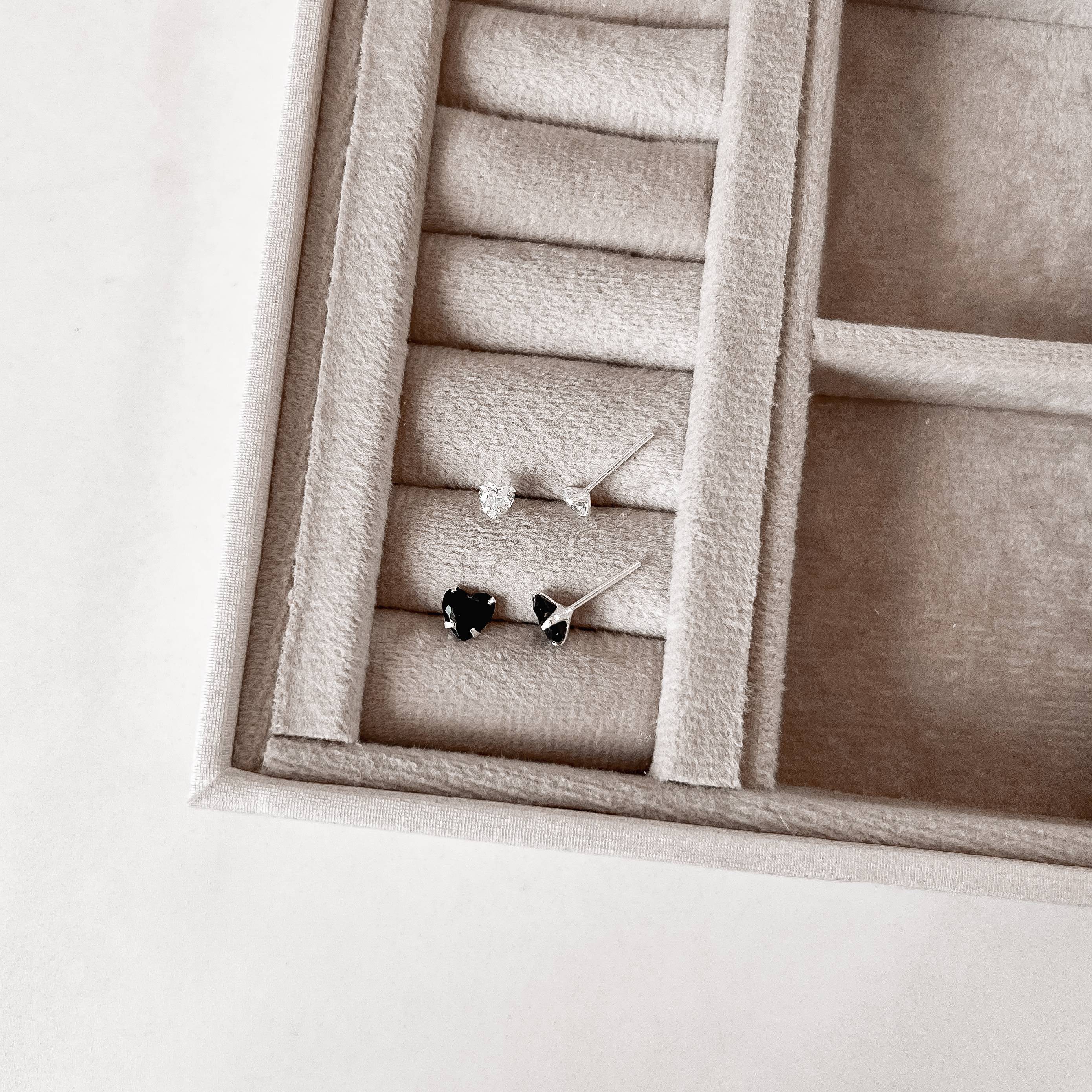 Dupla zircônias coração cristal 4mm e ônix 6mm