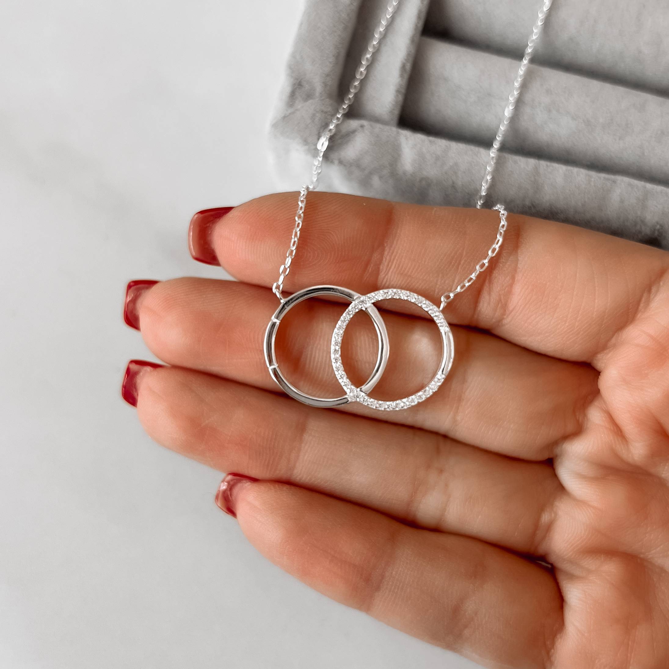 Imagem Colar círculos vazados liso e cravejado 26mm corrente cadeado 40+5cm