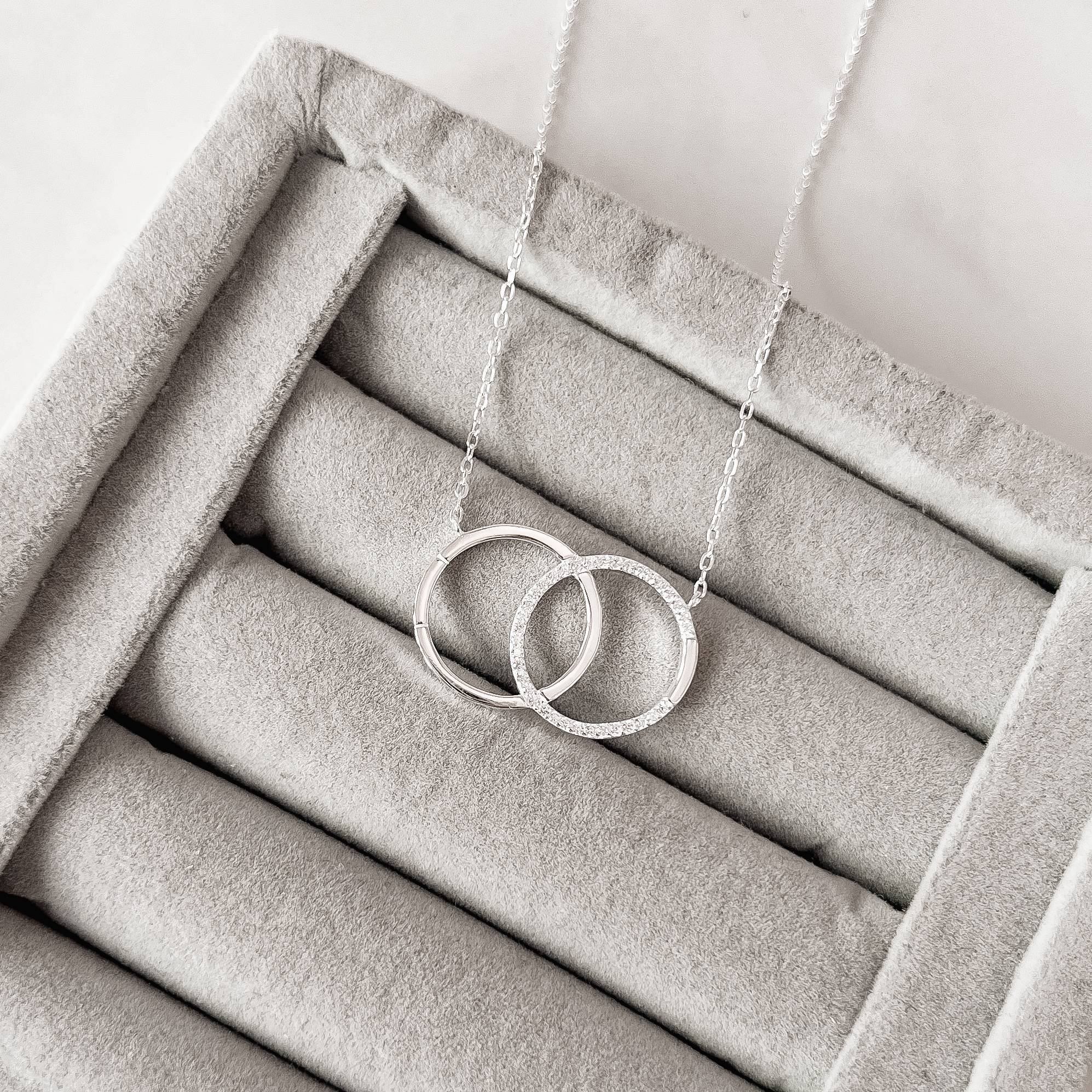 Imagem Secundária Colar círculos vazados liso e cravejado 26mm corrente cadeado 40+5cm