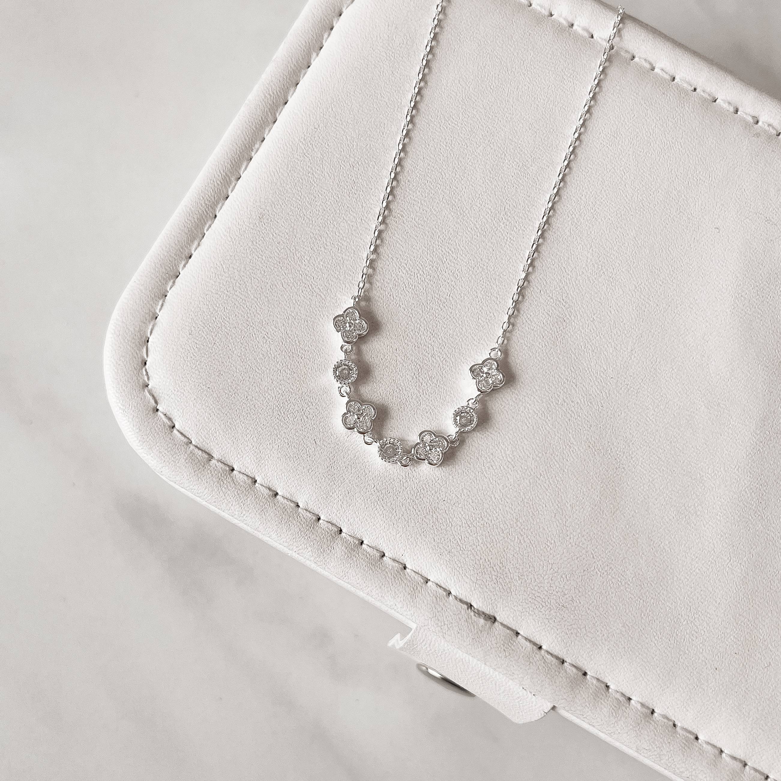 Colar entremeios trevo cravejado e zircônia corrente cadeado 40+5cm