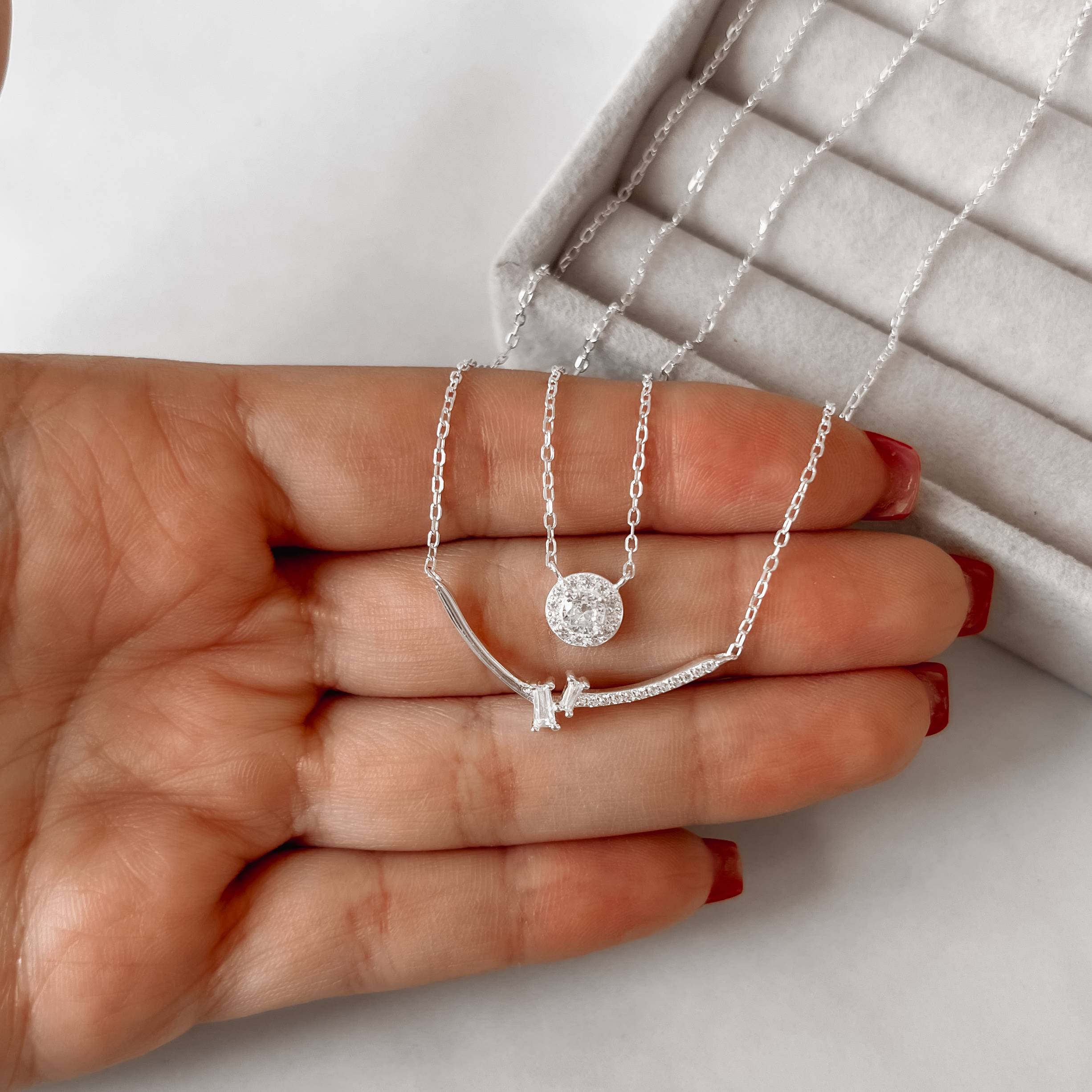 Imagem Secundária Colar duplo botão cravejado 7mm 40cm e bastão com zircônias 27mm 45+5cm