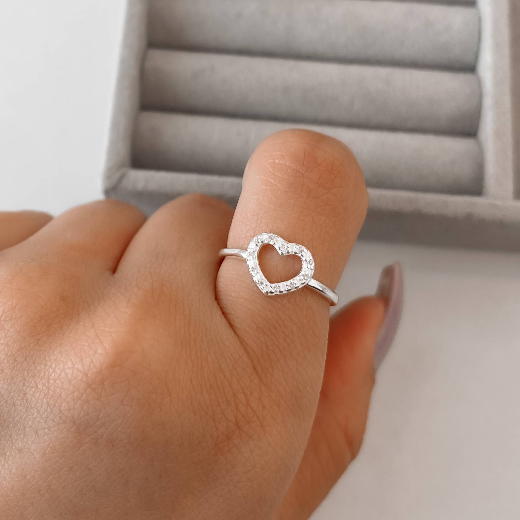 Imagem Anel coração vazado com zircônias