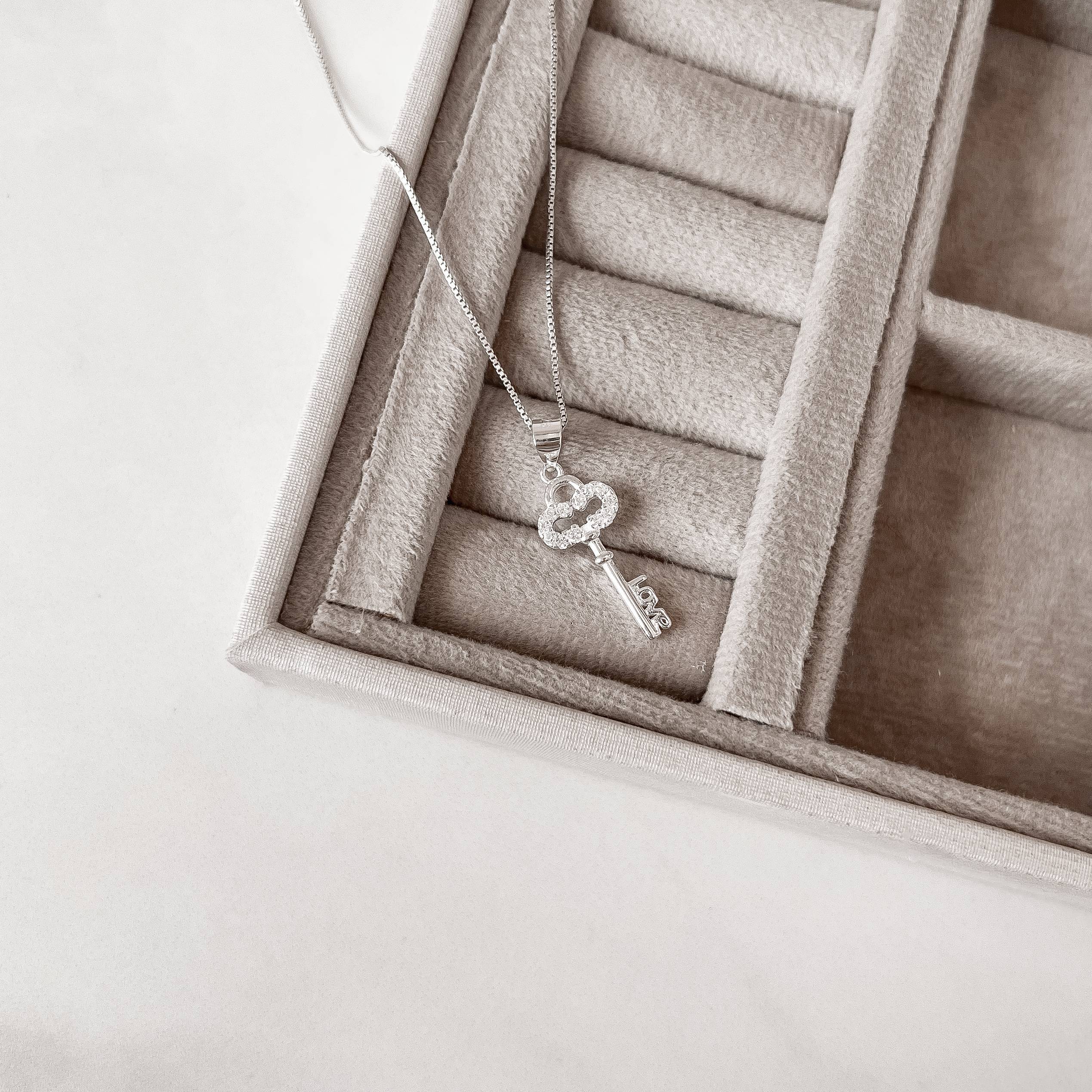 Imagem Secundária Colar pingente chave cravejada escrito love 21mm 45cm