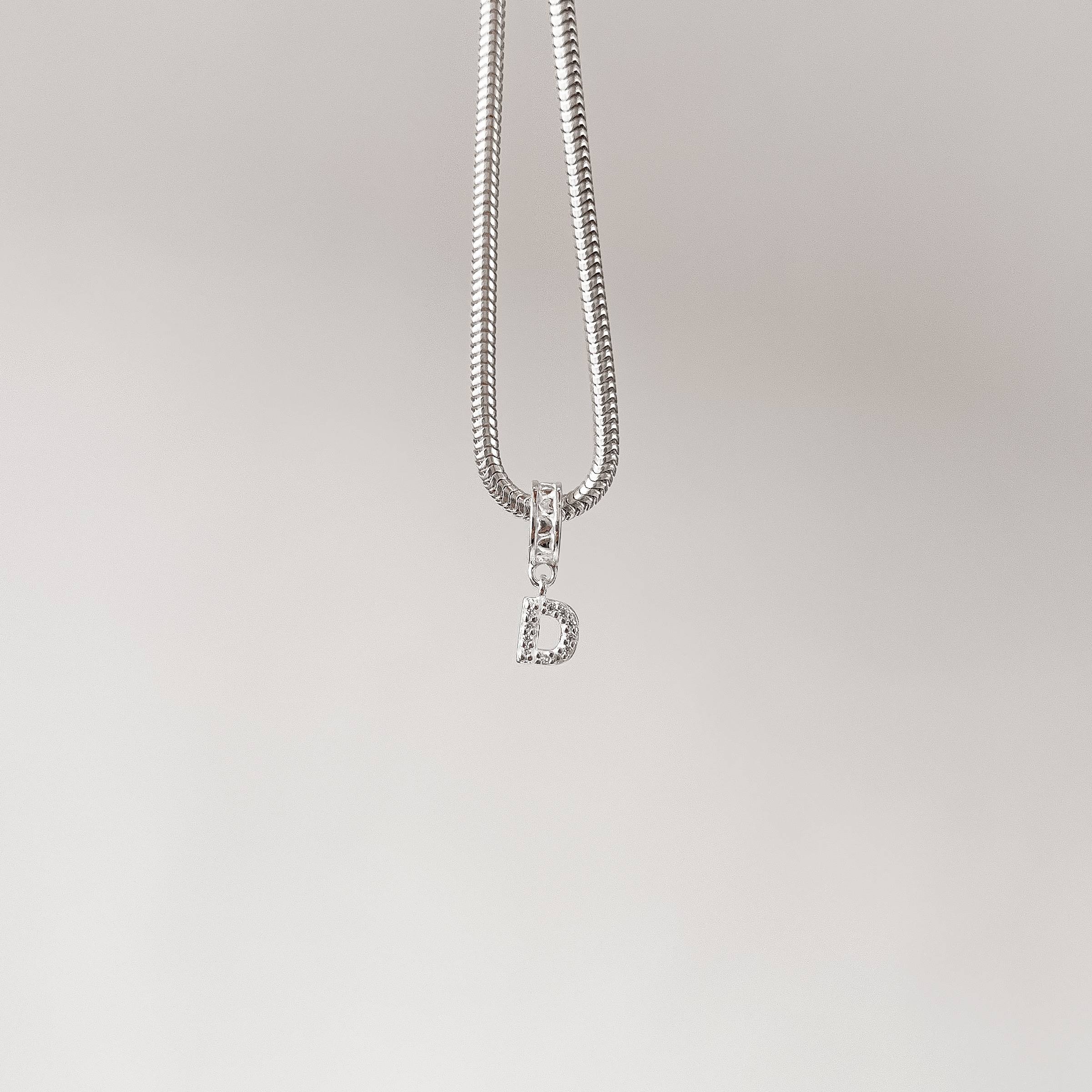 Berloque pingente letra D cravejada 6mm elo corações