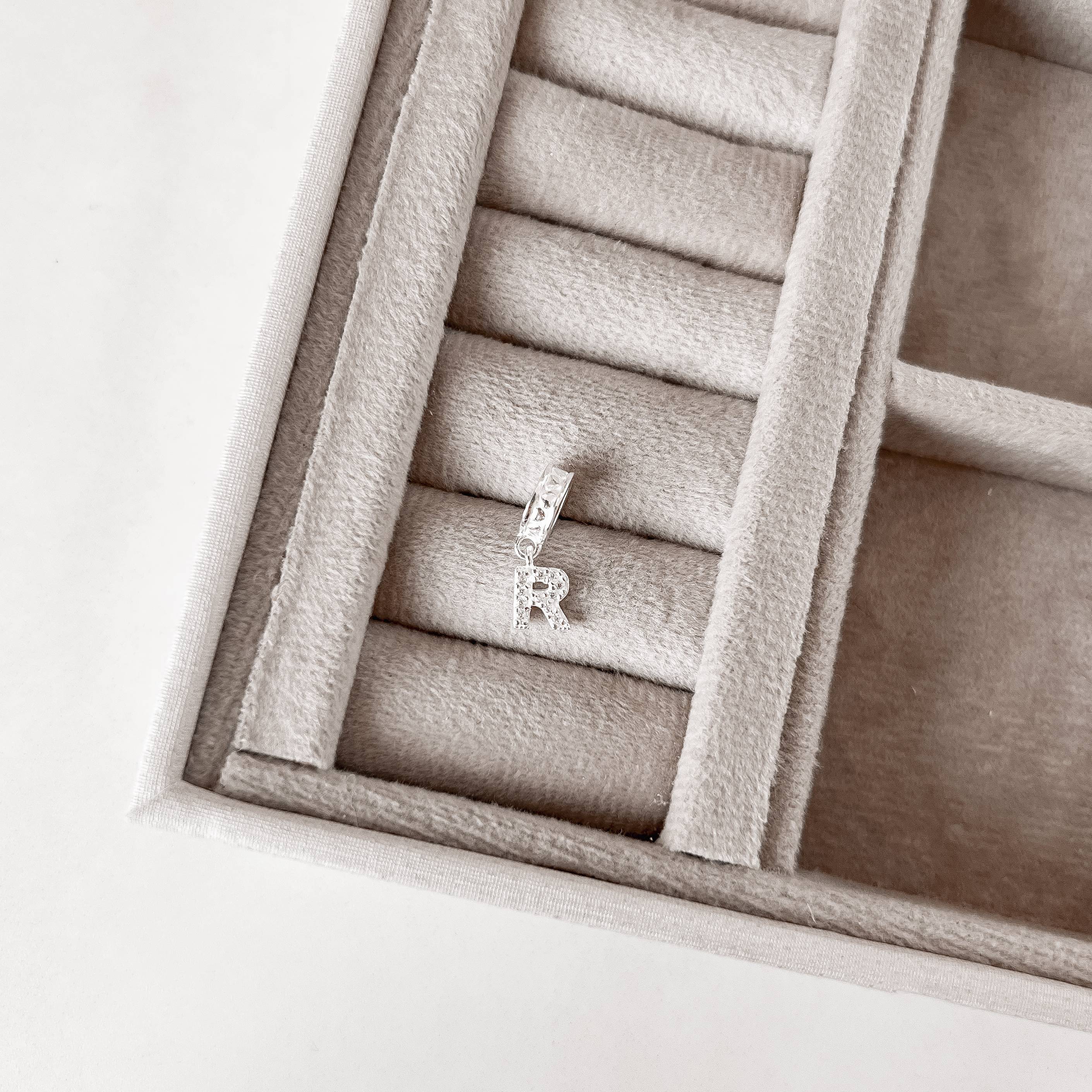 Berloque pingente letra R cravejada 6mm elo corações