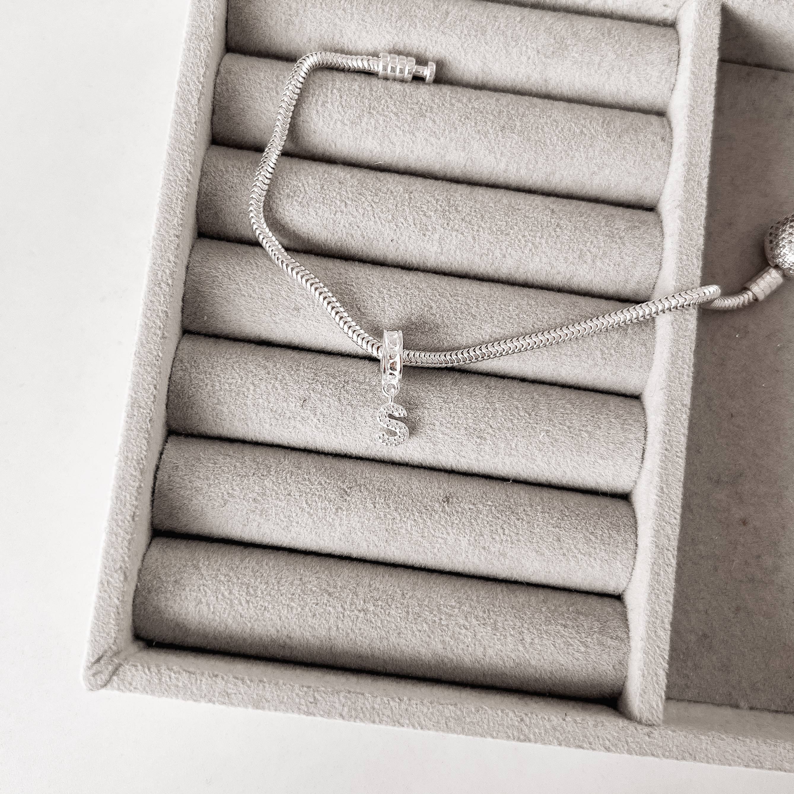 Berloque pingente letra S cravejada 6mm elo corações