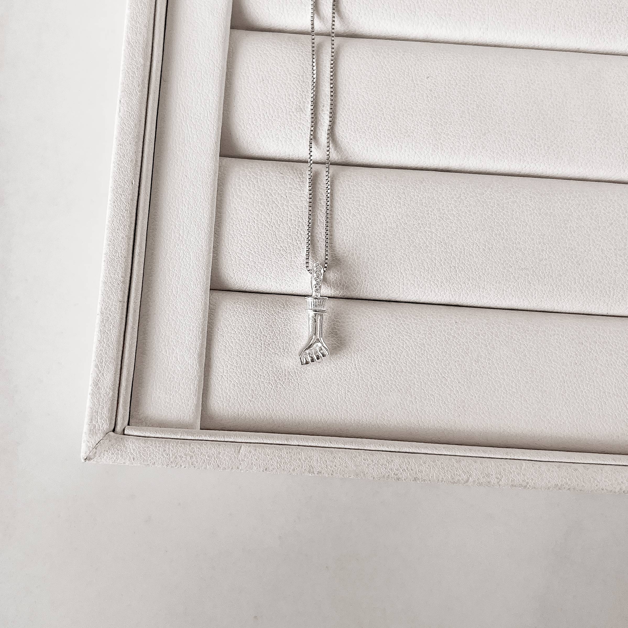 Imagem Colar pingente punho cerrado 13mm elo cravejado 45cm