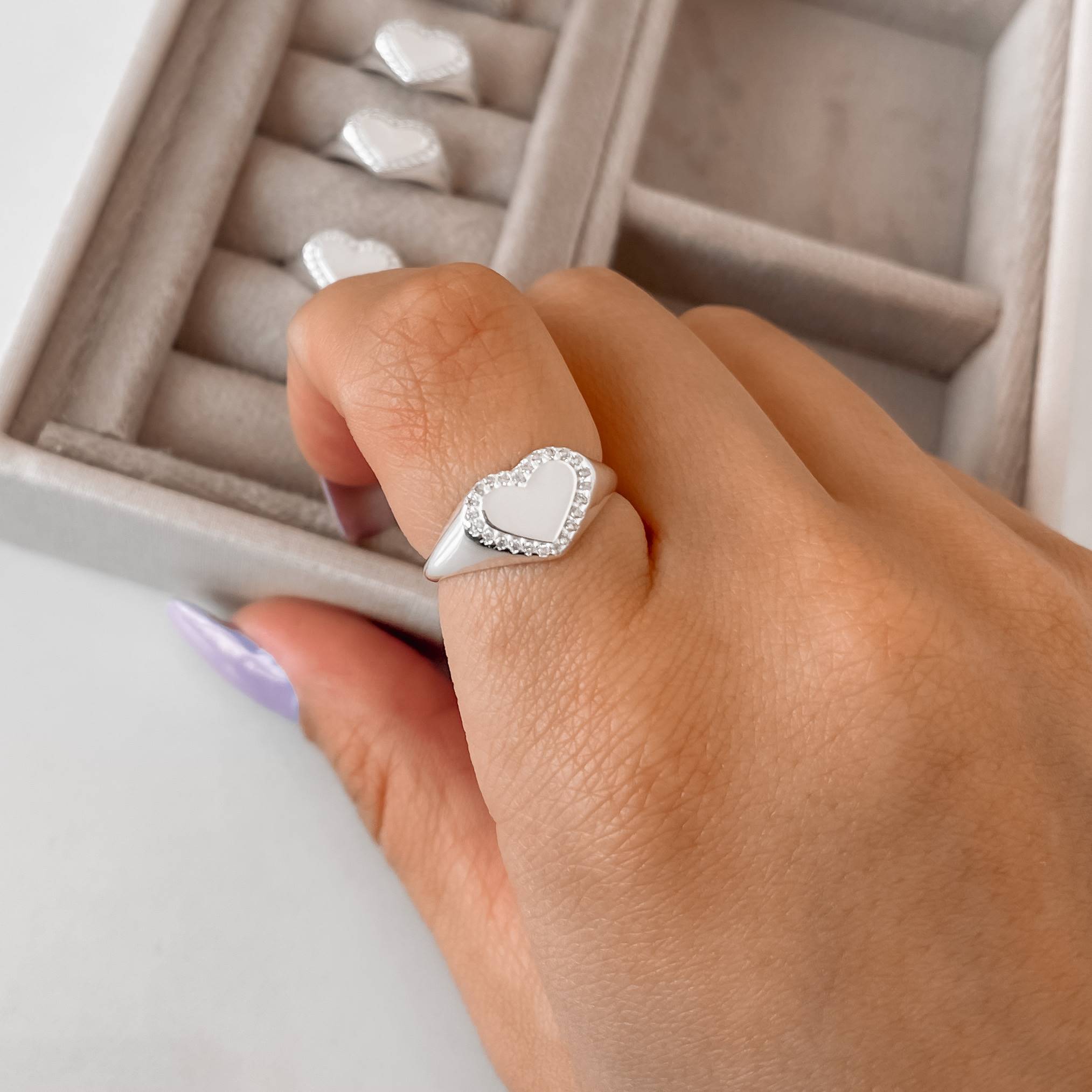 Imagem Anel coração grande borda cravejada