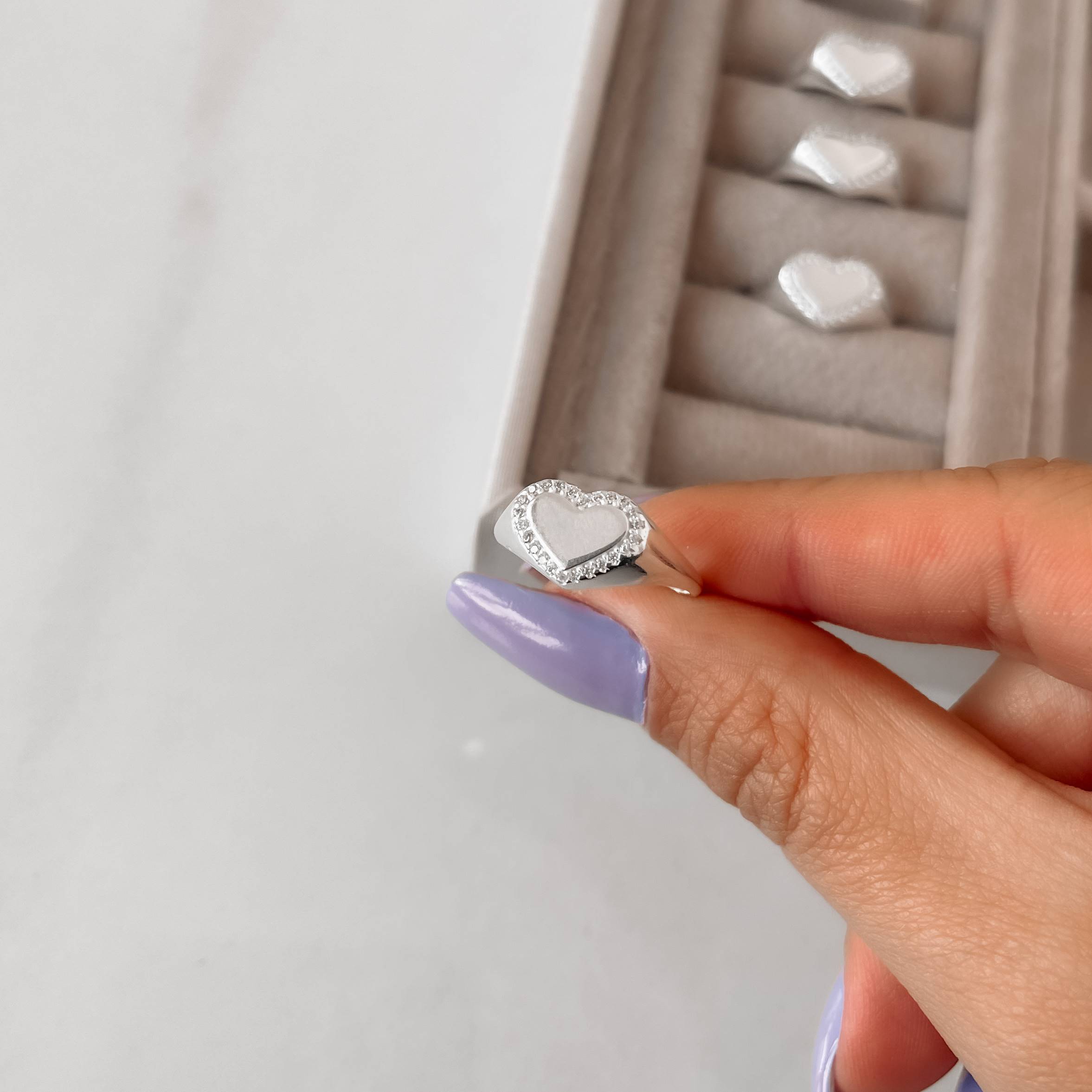 Imagem Secundária Anel coração grande borda cravejada