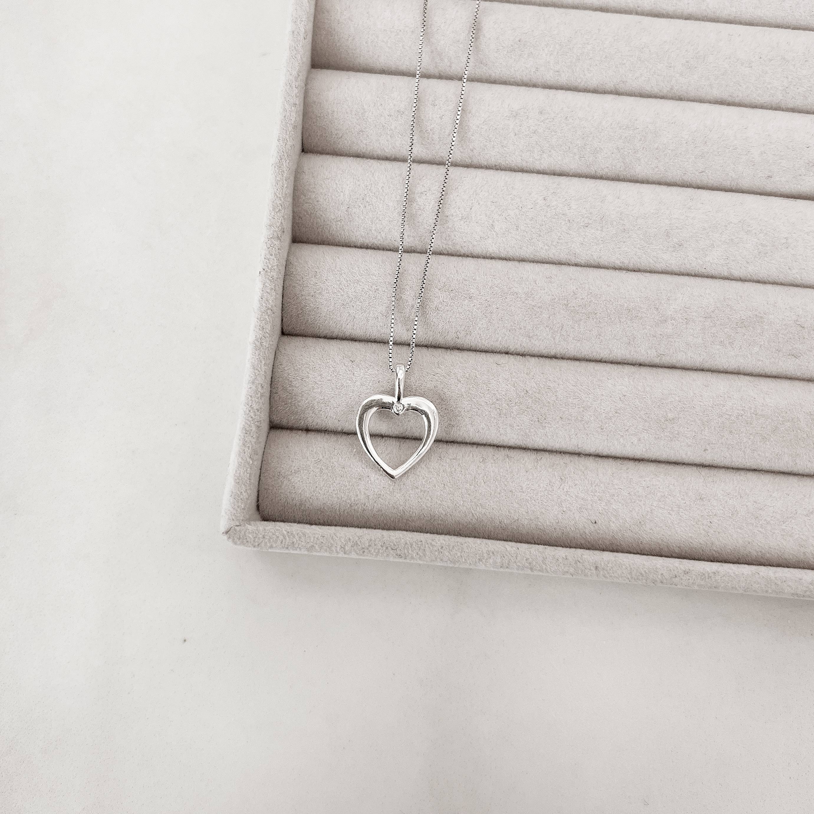 Imagem Colar pingente coração vazado com zircônia 14mm 45cm