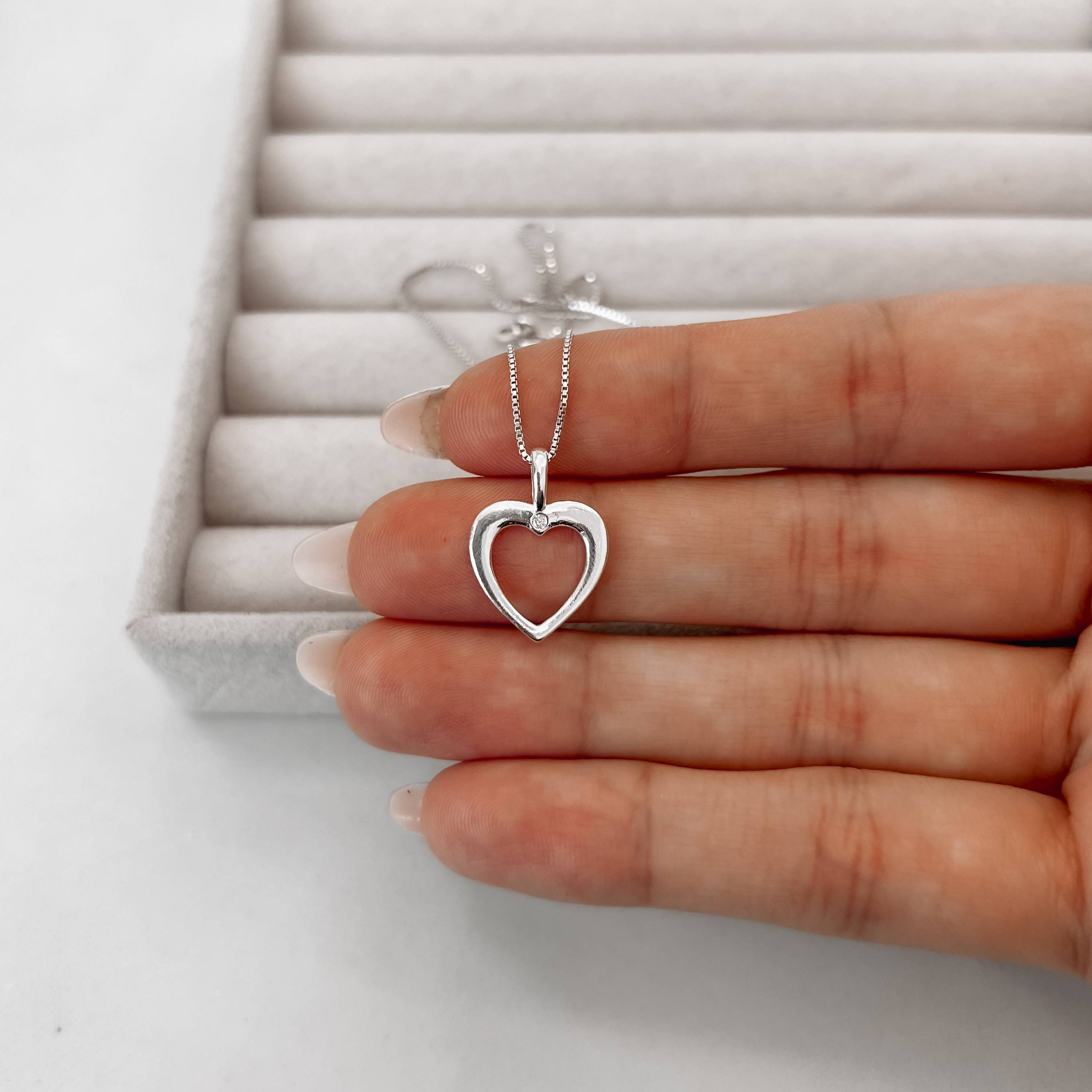 Imagem Secundária Colar pingente coração vazado com zircônia 14mm 45cm