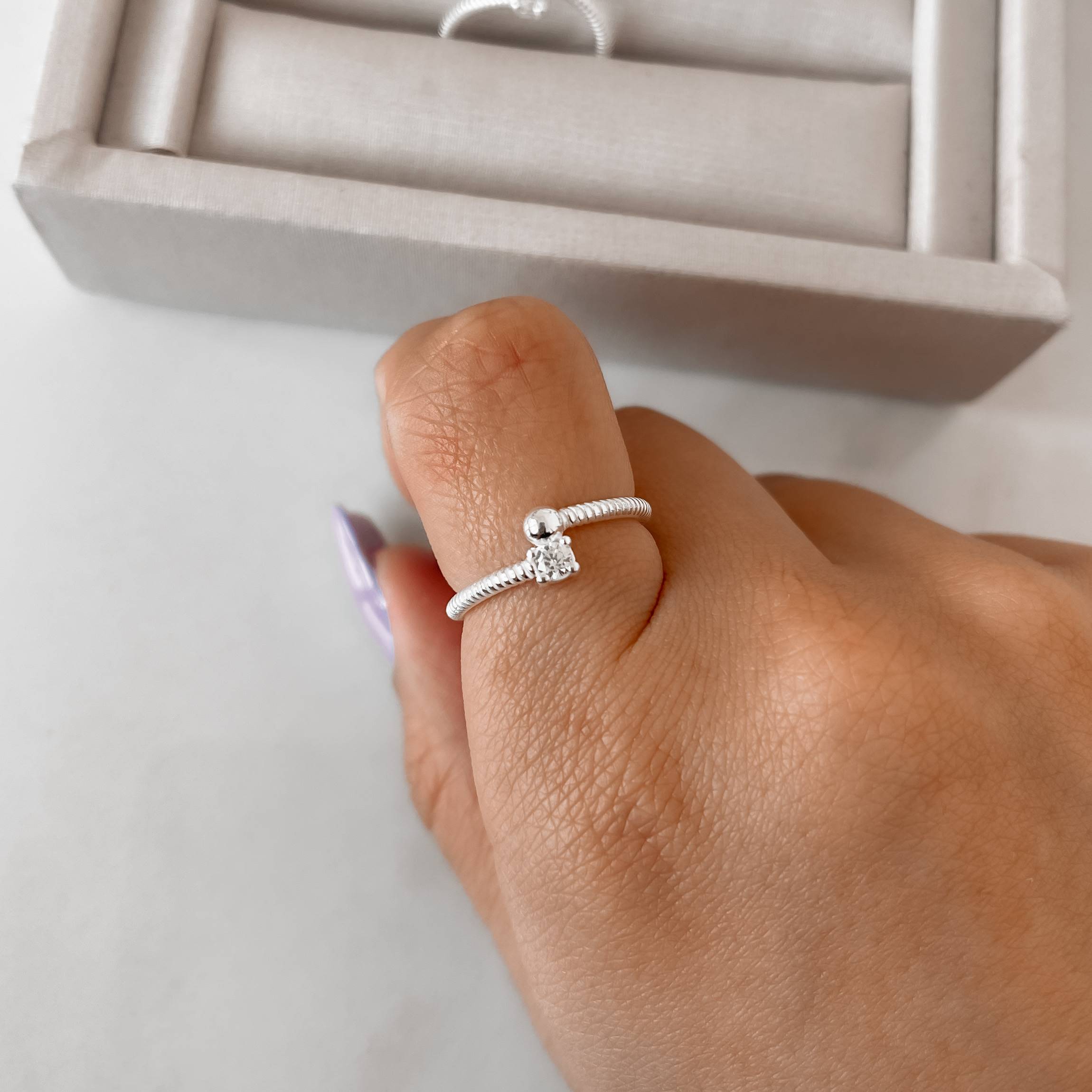 Anel bola e zircônia riscado