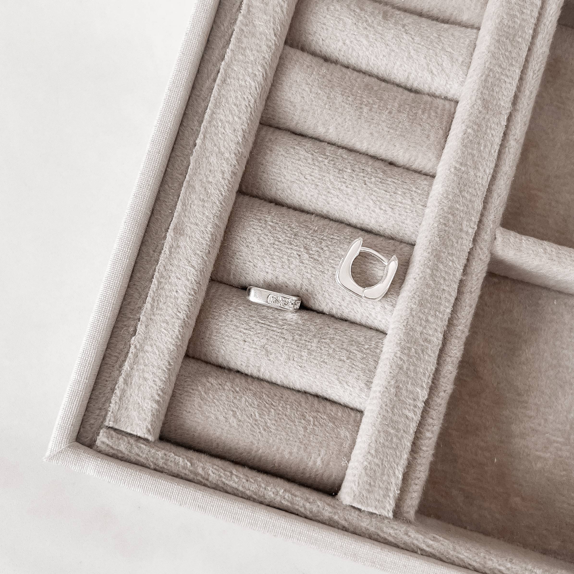 Imagem Argola click quadrada cravejada 9mm