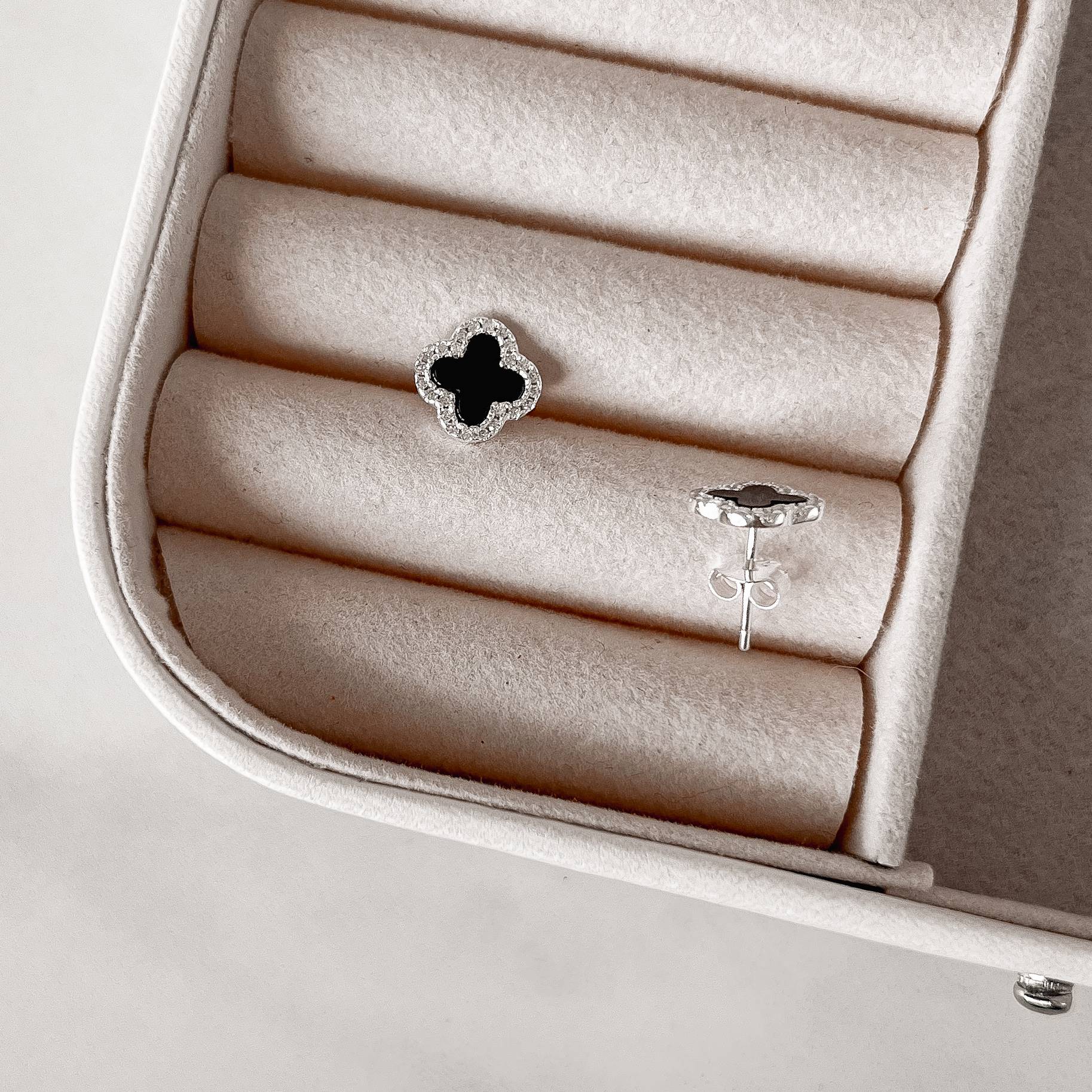 Imagem Secundária Brinco trevo ônix cravejado 10mm