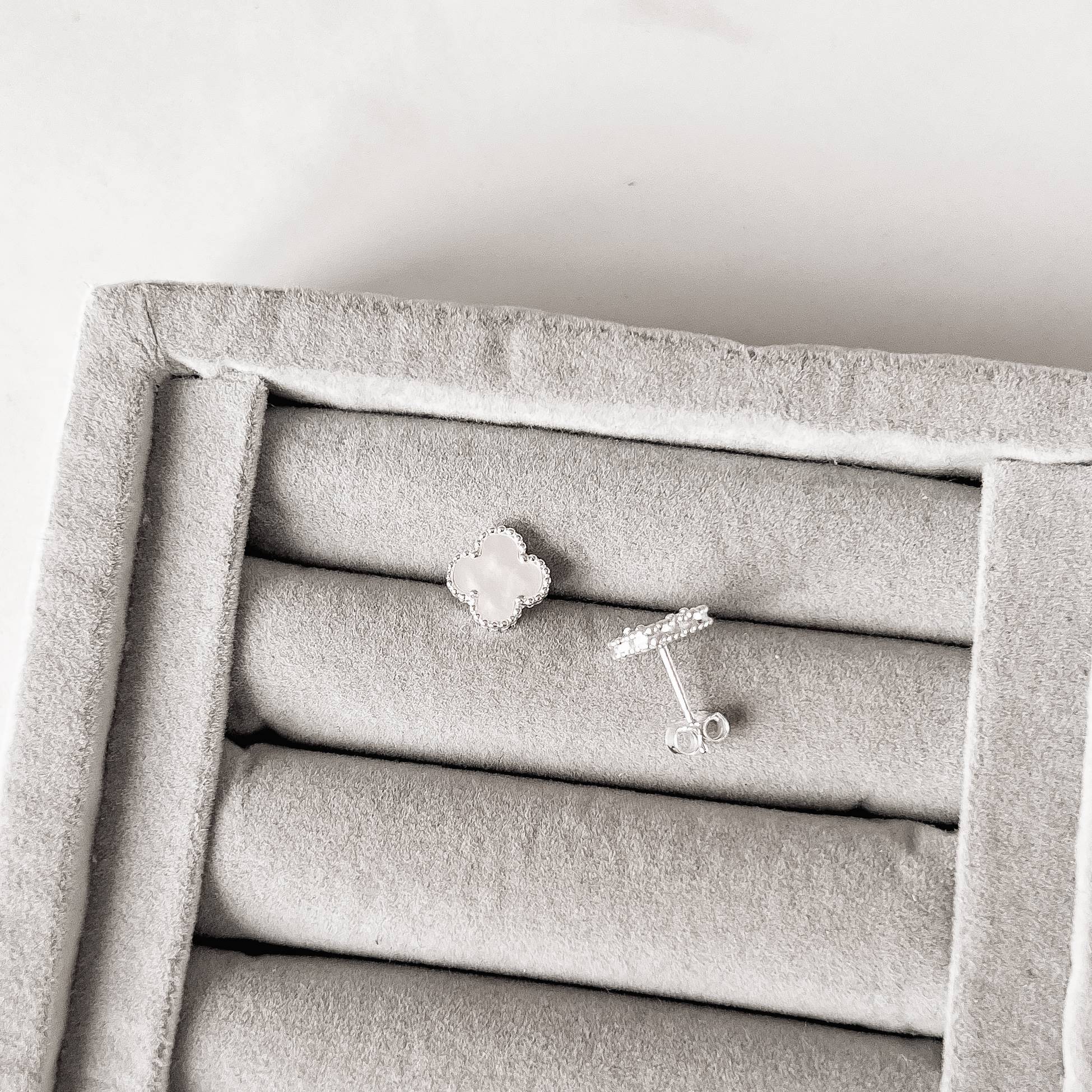 Imagem Brinco trevo madrepérola com bolinhas 10mm