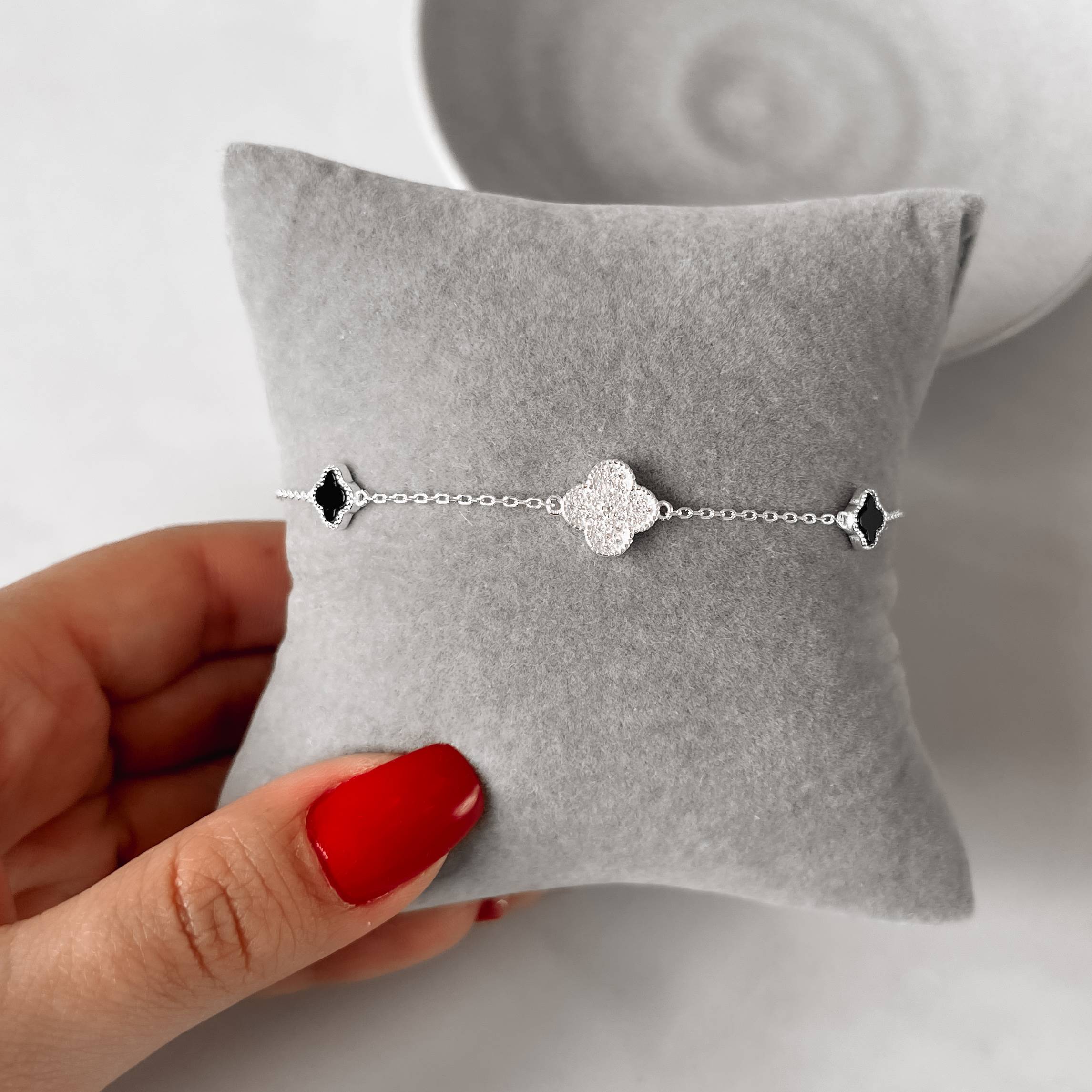 Imagem Secundária Pulseira entremeios trevos ônix 7mm e cravejado 10mm