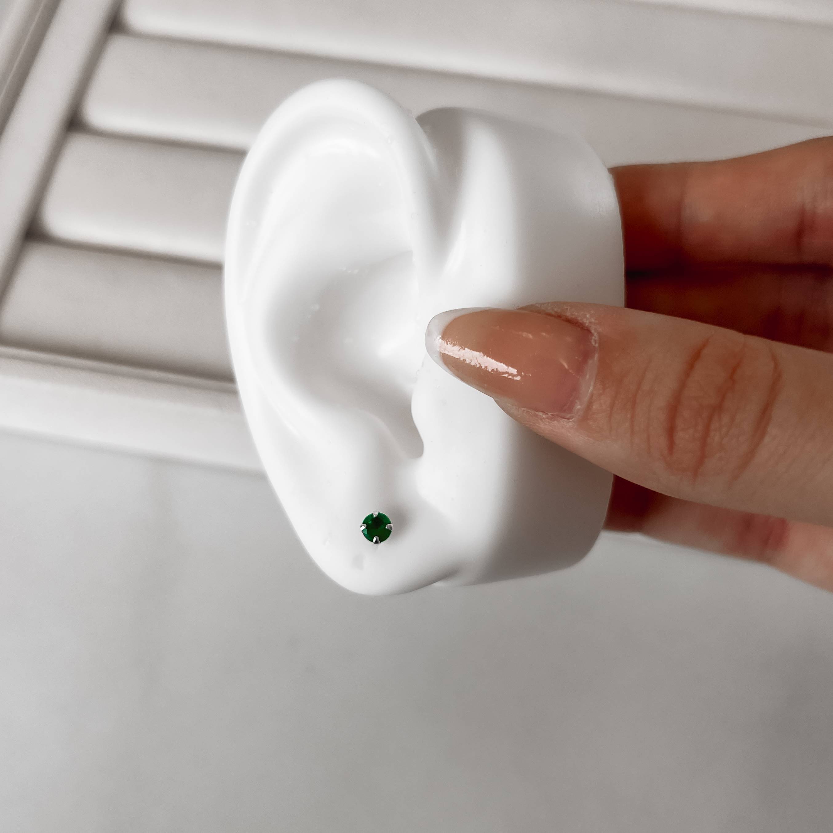 Imagem Brinco zircônia redonda esmeralda 4mm