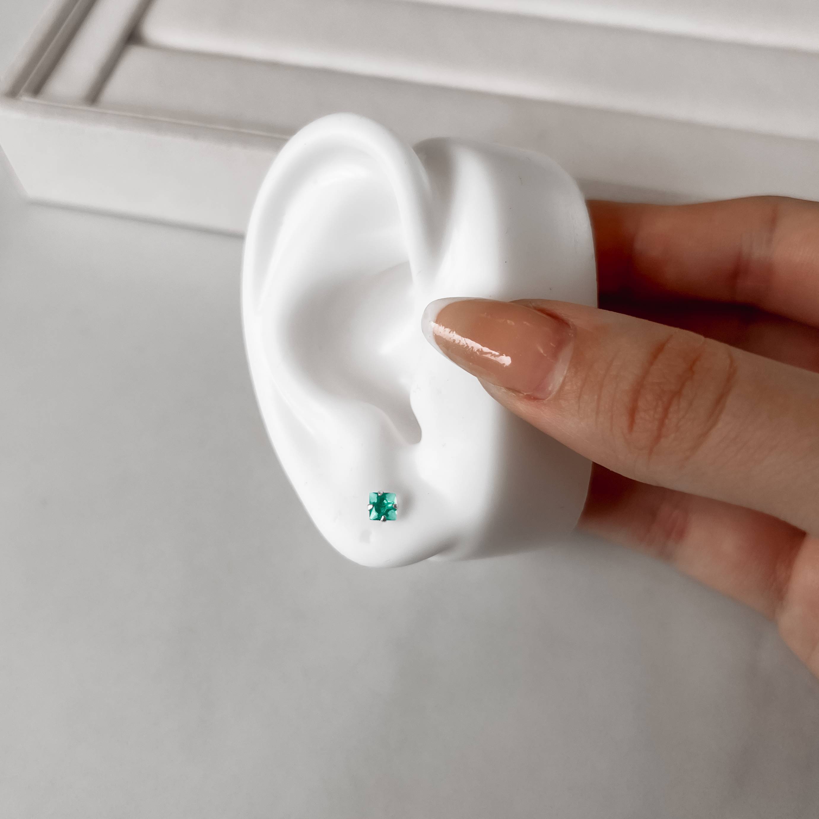 Brinco zircônia quadrada acqua 4mm