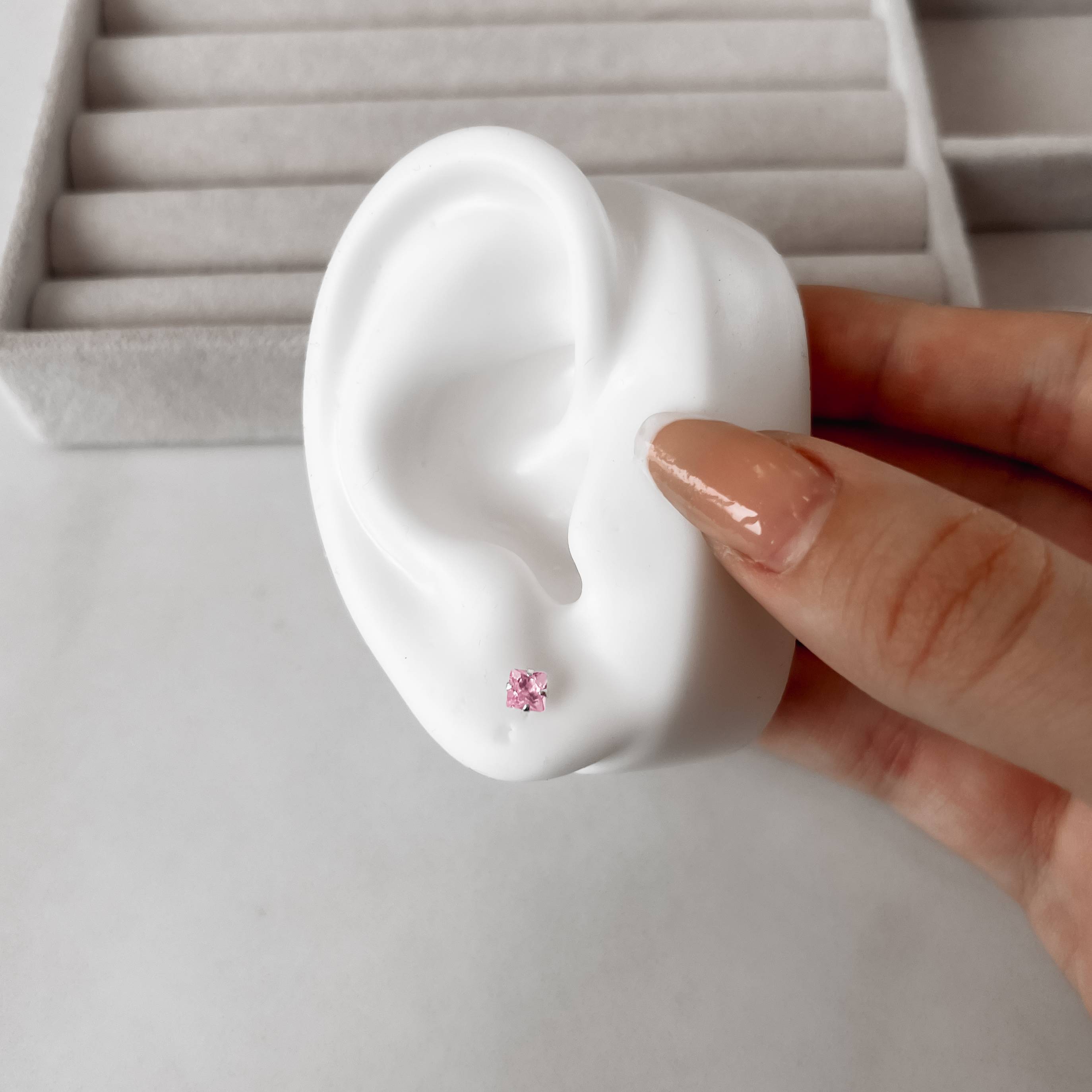 Imagem Brinco zircônia quadrada rosa 4mm