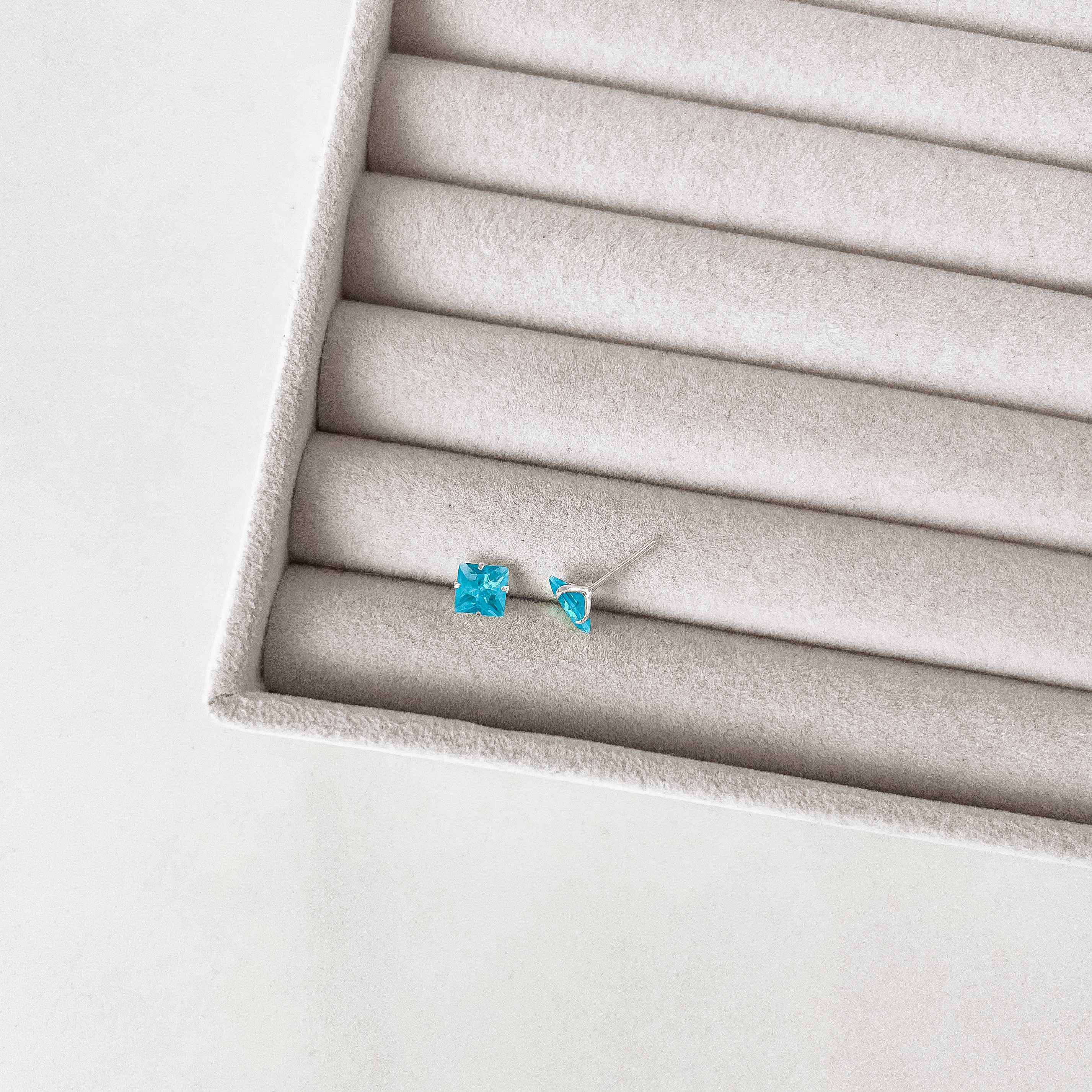 Imagem Brinco zircônia quadrada azul 6mm